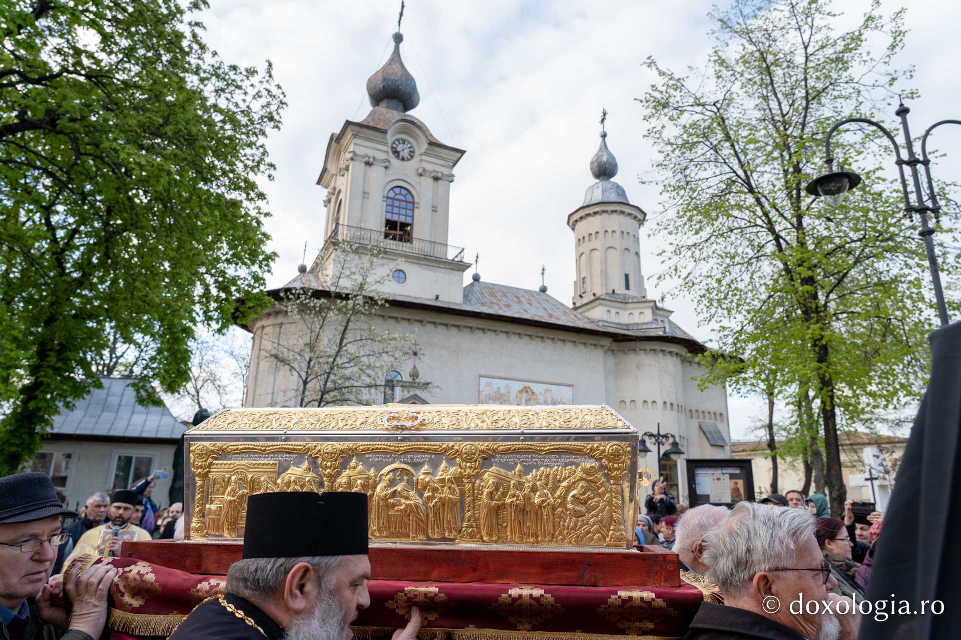 Sfânta Cuvios Cleopa de la Sihăstria, purtat în procesiune pe străzile din Botoșani, cu prilejul hramului orașului