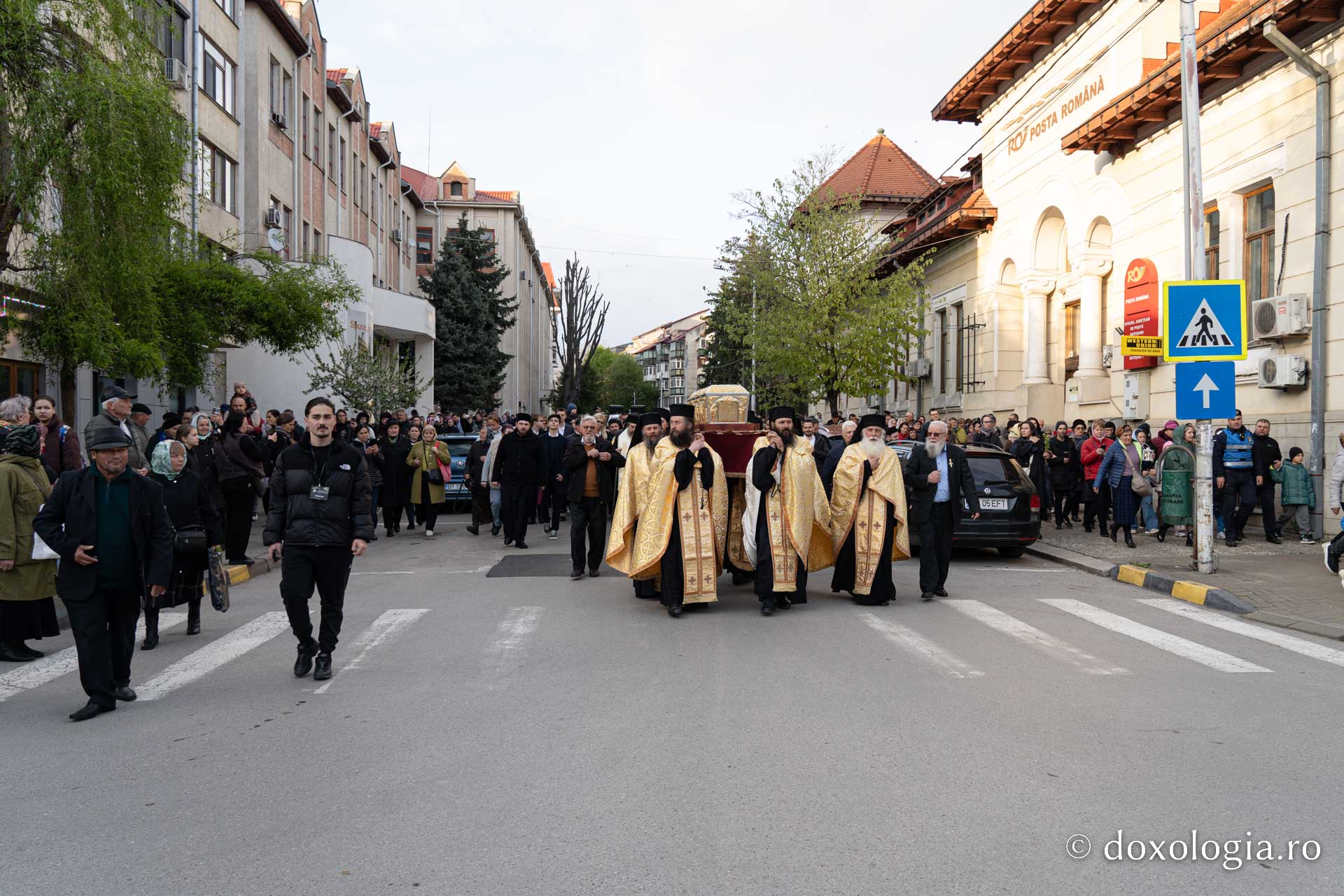 Sfânta Cuvios Cleopa de la Sihăstria, purtat în procesiune pe străzile din Botoșani, cu prilejul hramului orașului