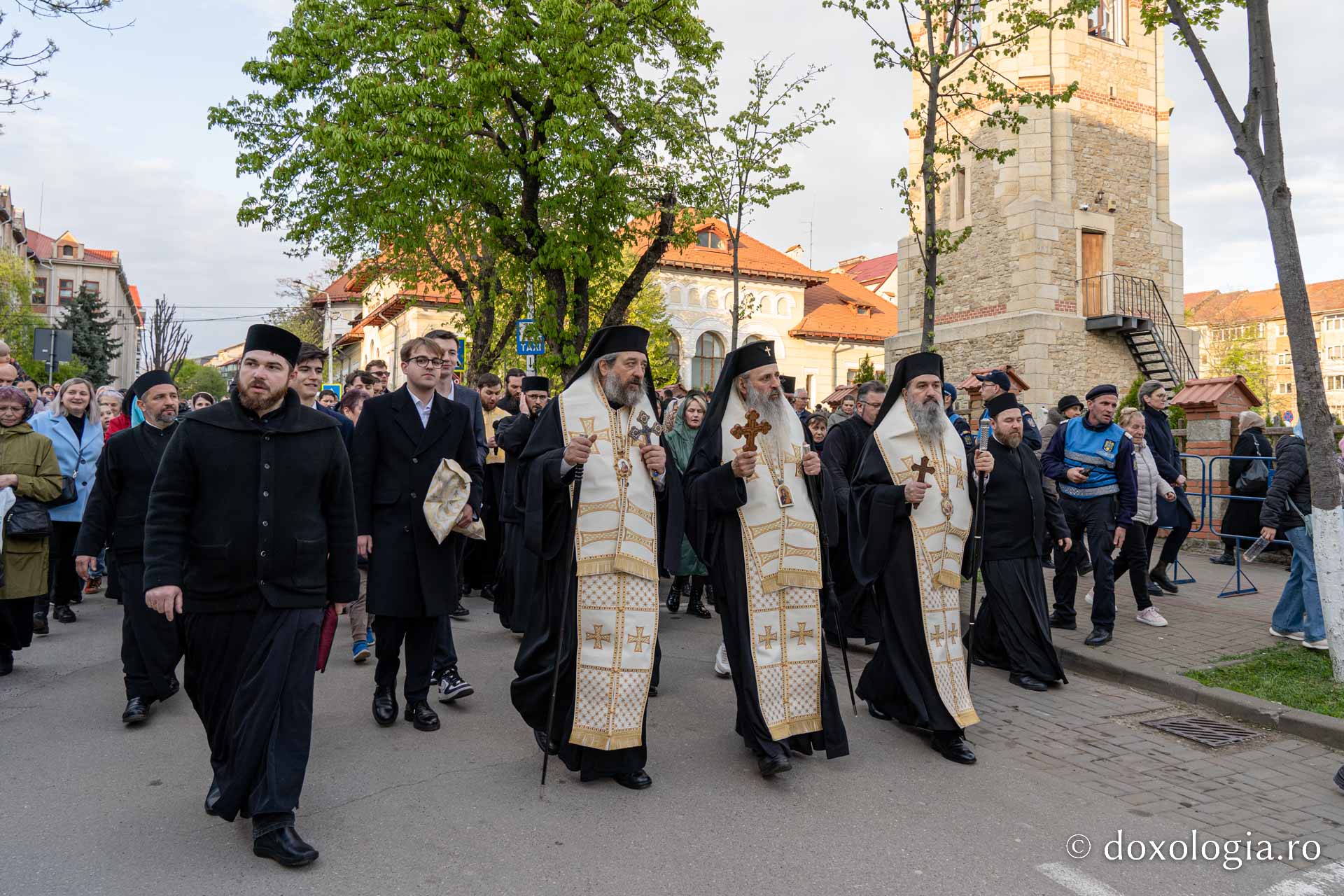 Sfânta Cuvios Cleopa de la Sihăstria, purtat în procesiune pe străzile din Botoșani, cu prilejul hramului orașului