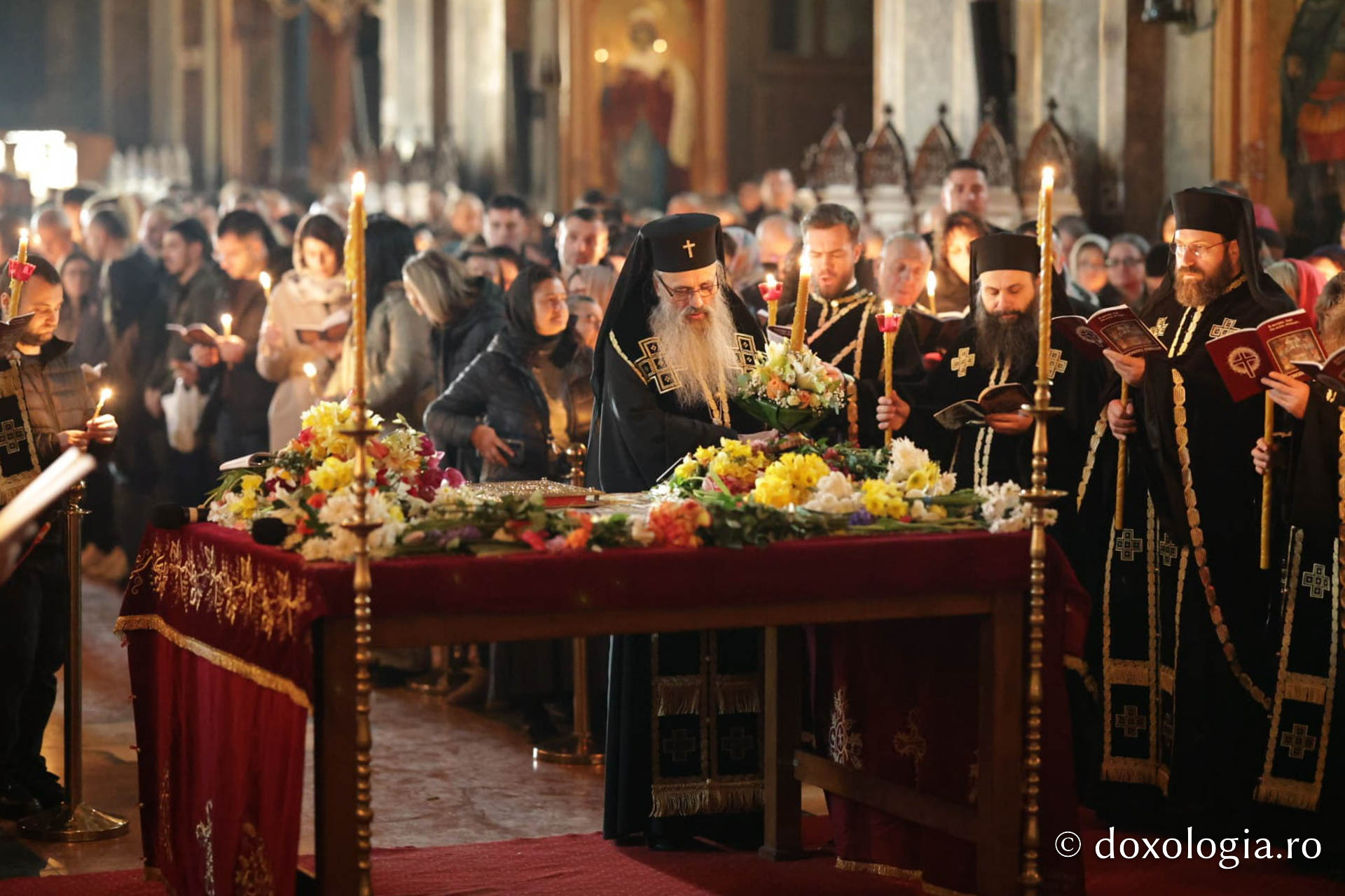 Credincioșii ieșeni au participat la Denia Prohodului Domnului, oficiată de IPS Teofan