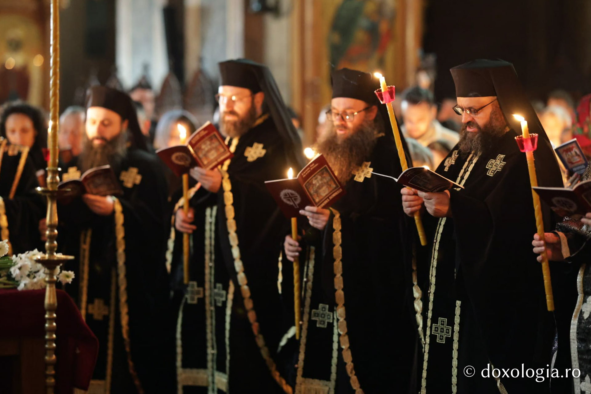 Credincioșii ieșeni au participat la Denia Prohodului Domnului, oficiată de IPS Teofan