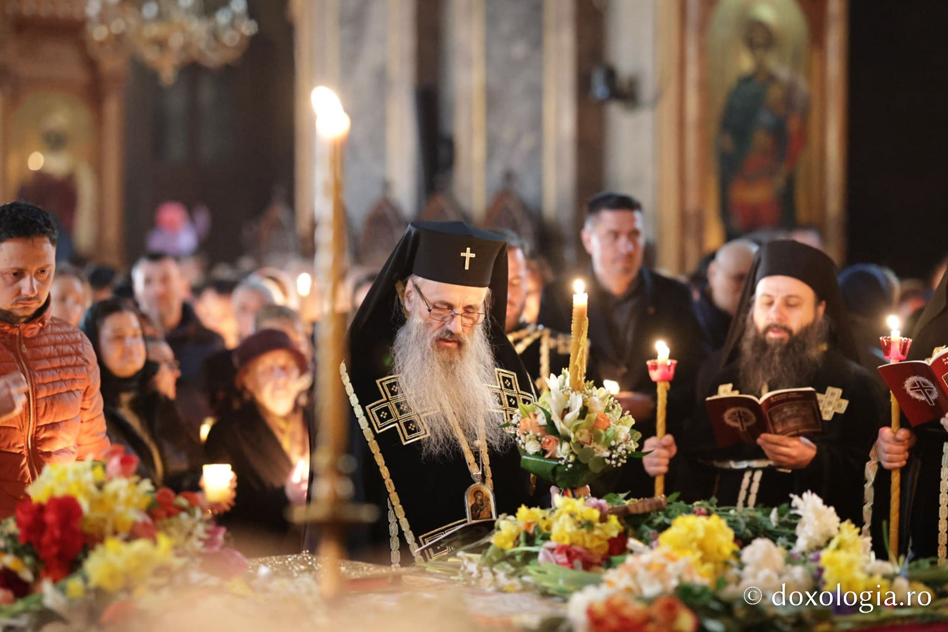 Credincioșii ieșeni au participat la Denia Prohodului Domnului, oficiată de IPS Teofan