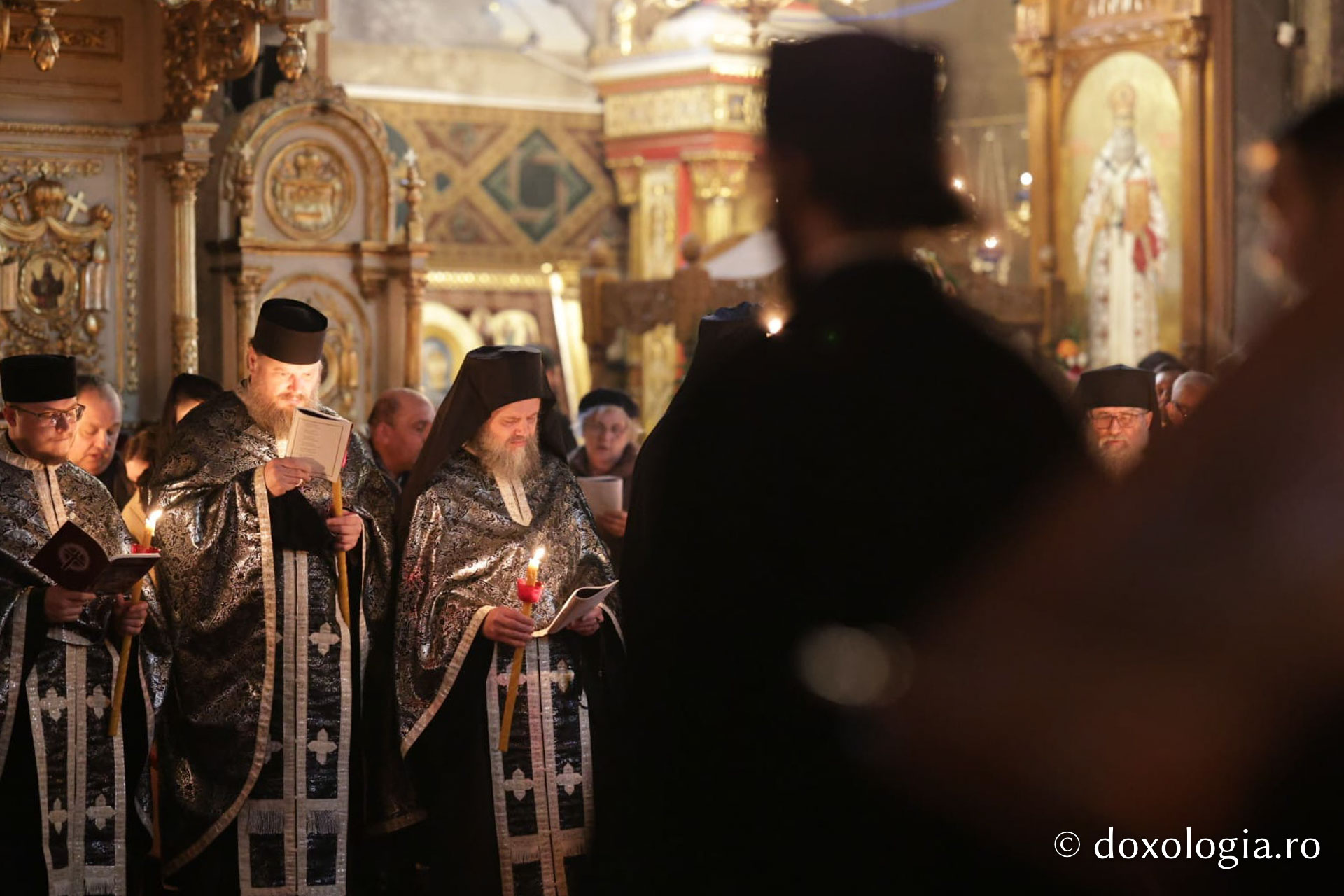 Credincioșii ieșeni au participat la Denia Prohodului Domnului, oficiată de IPS Teofan