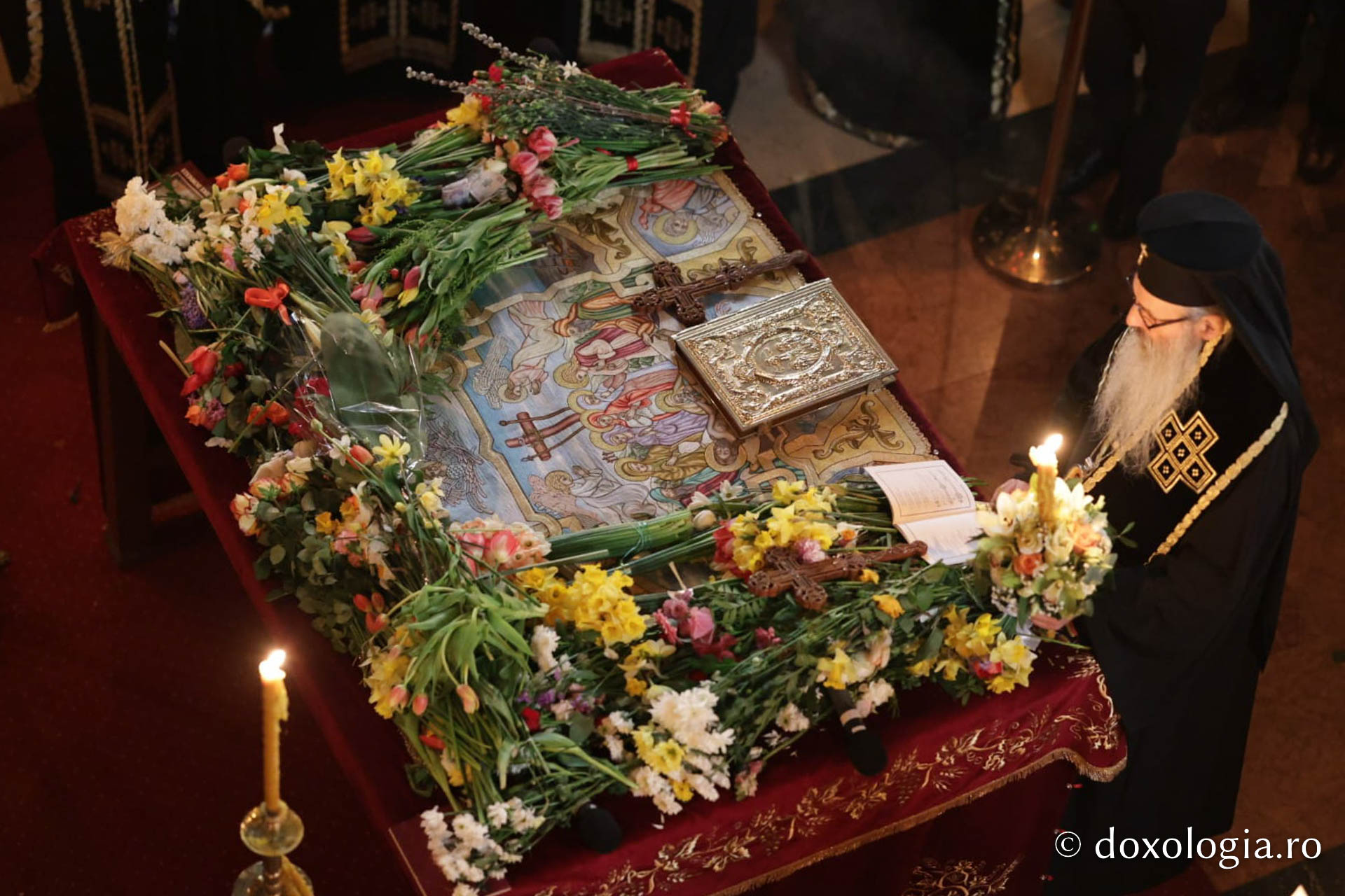 Credincioșii ieșeni au participat la Denia Prohodului Domnului, oficiată de IPS Teofan