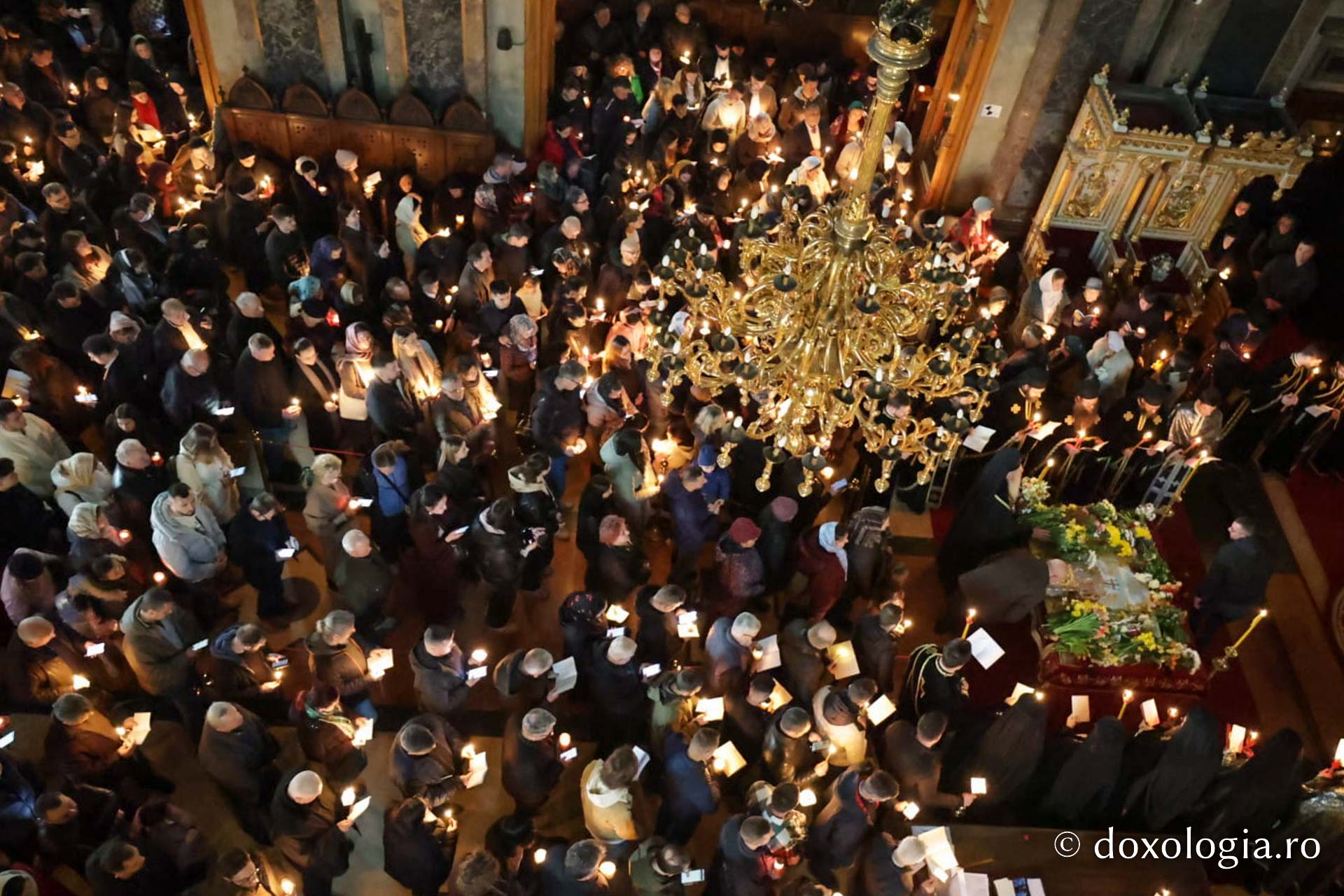 Credincioșii ieșeni au participat la Denia Prohodului Domnului, oficiată de IPS Teofan