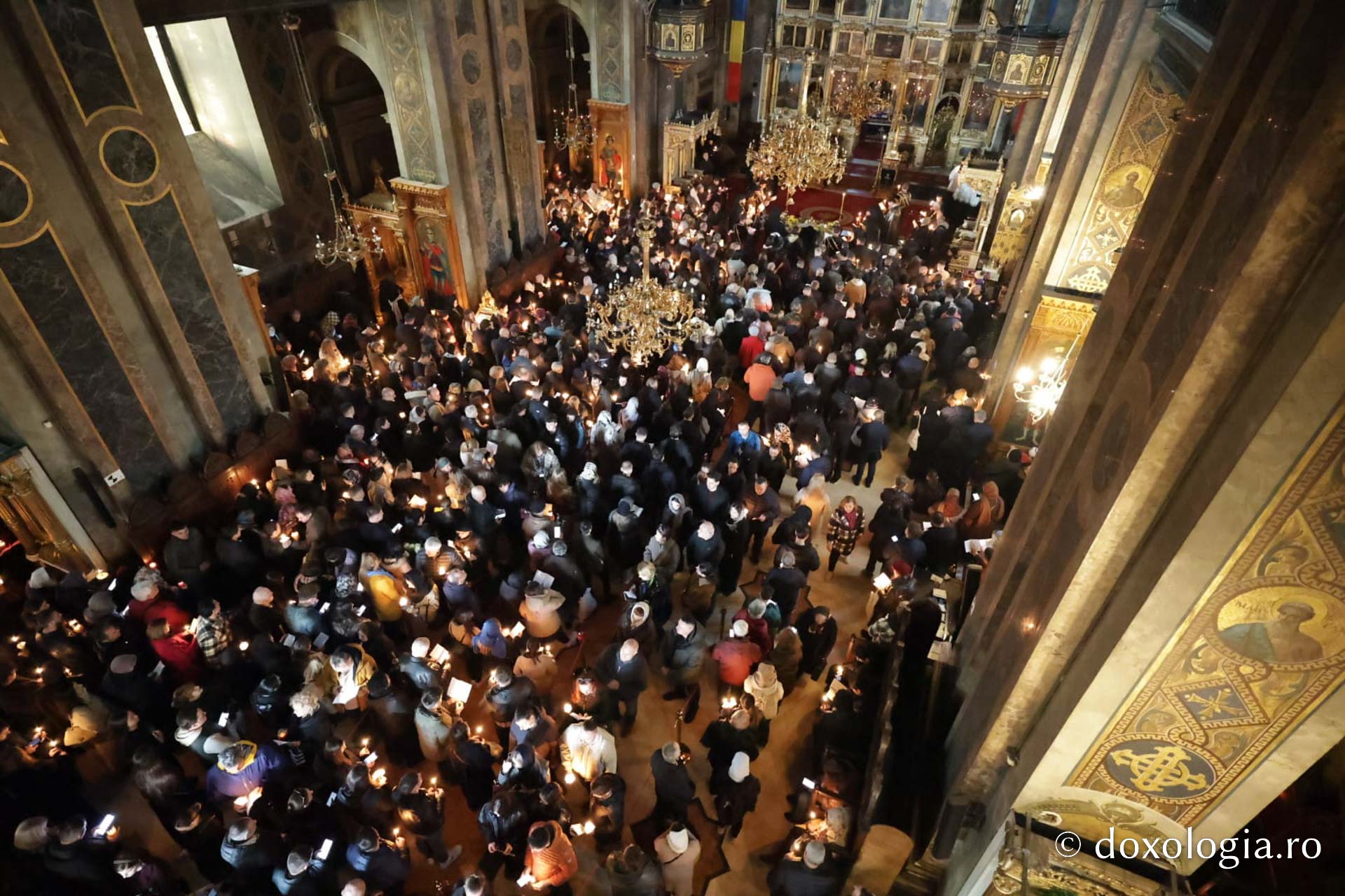 Credincioșii ieșeni au participat la Denia Prohodului Domnului, oficiată de IPS Teofan