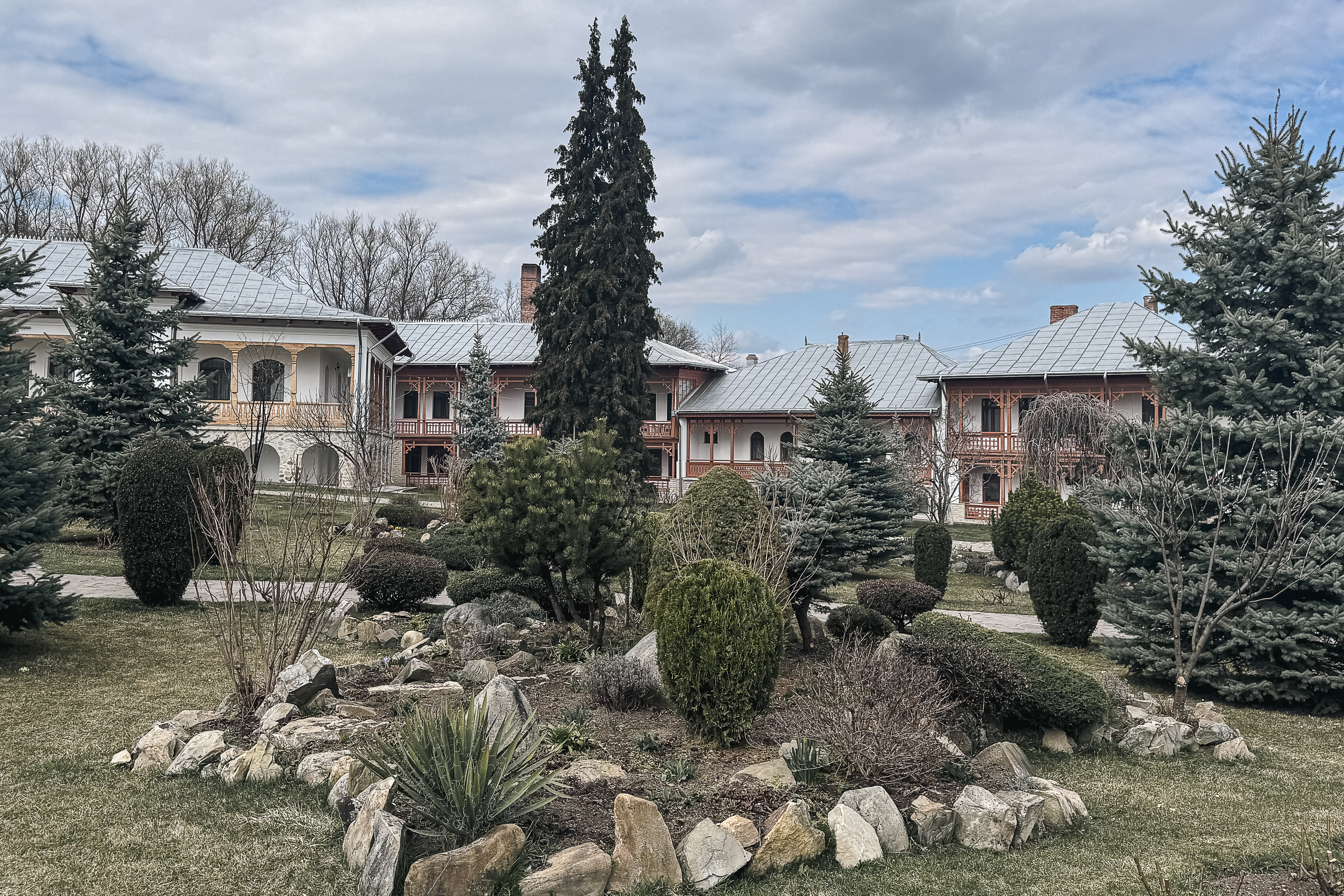 Maica Fotinia și lecția florilor de la Văratec – „Oamenii au țepi mai greu de rupt”