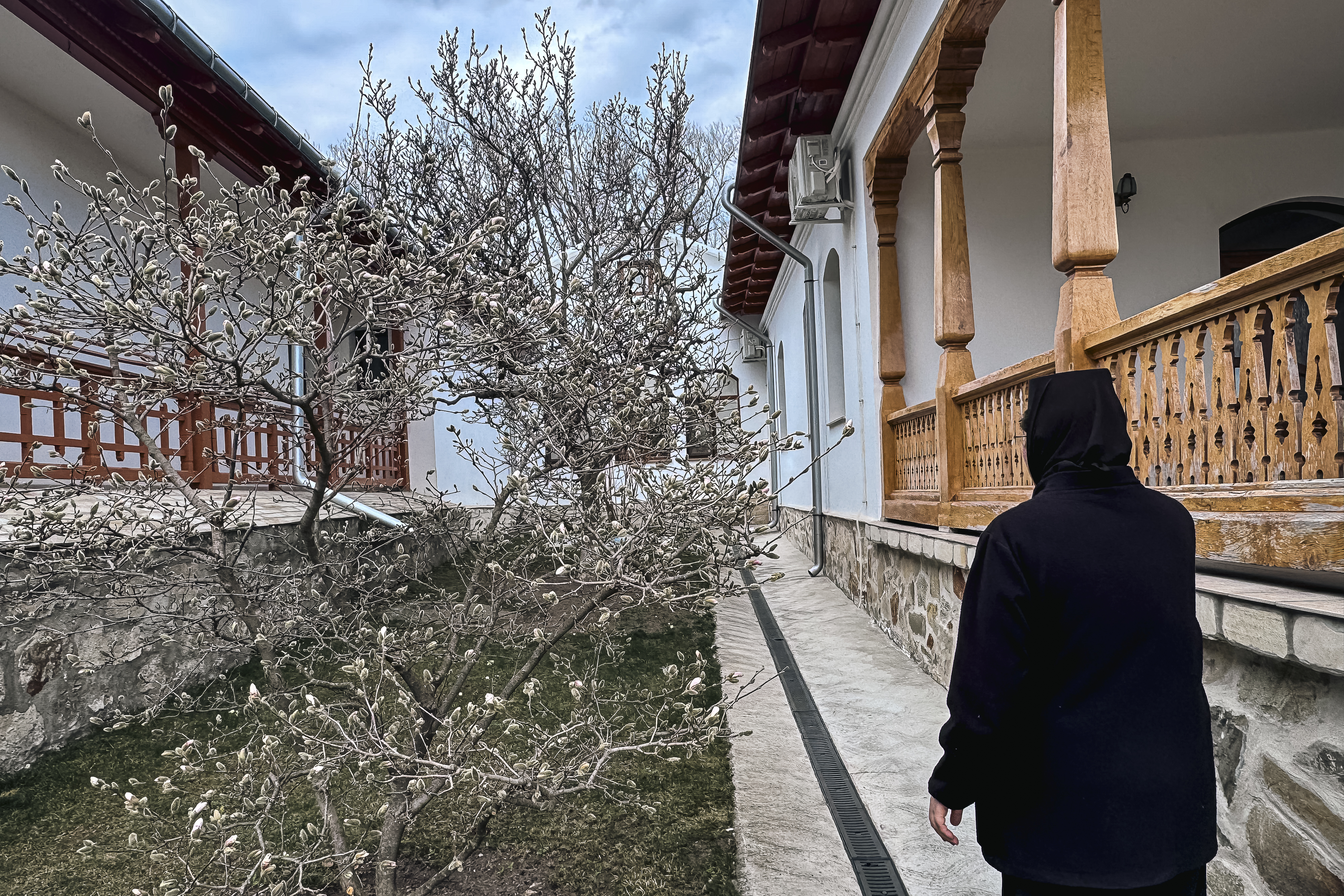 Maica Fotinia și lecția florilor de la Văratec – „Oamenii au țepi mai greu de rupt”