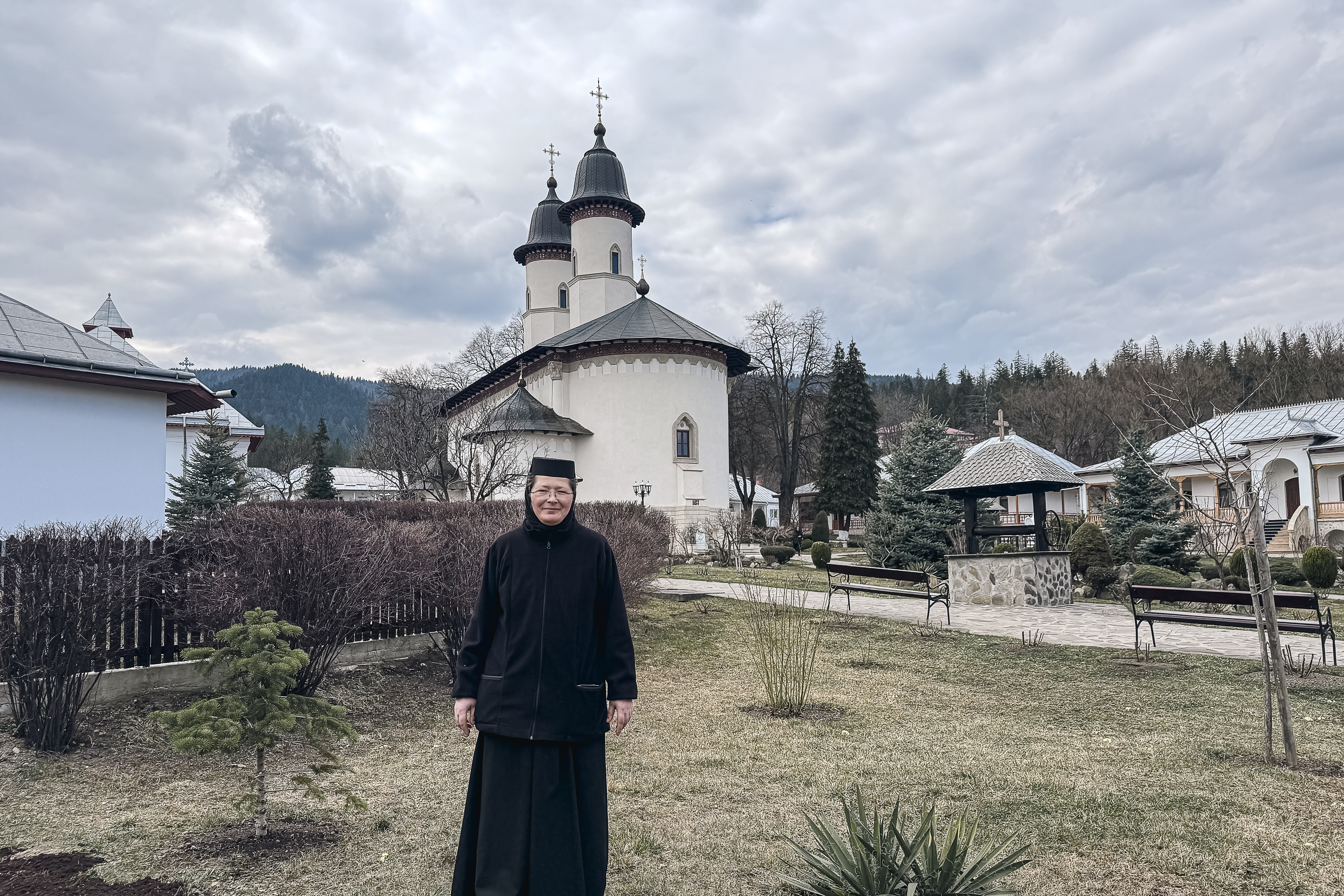 Maica Fotinia și lecția florilor de la Văratec – „Oamenii au țepi mai greu de rupt”