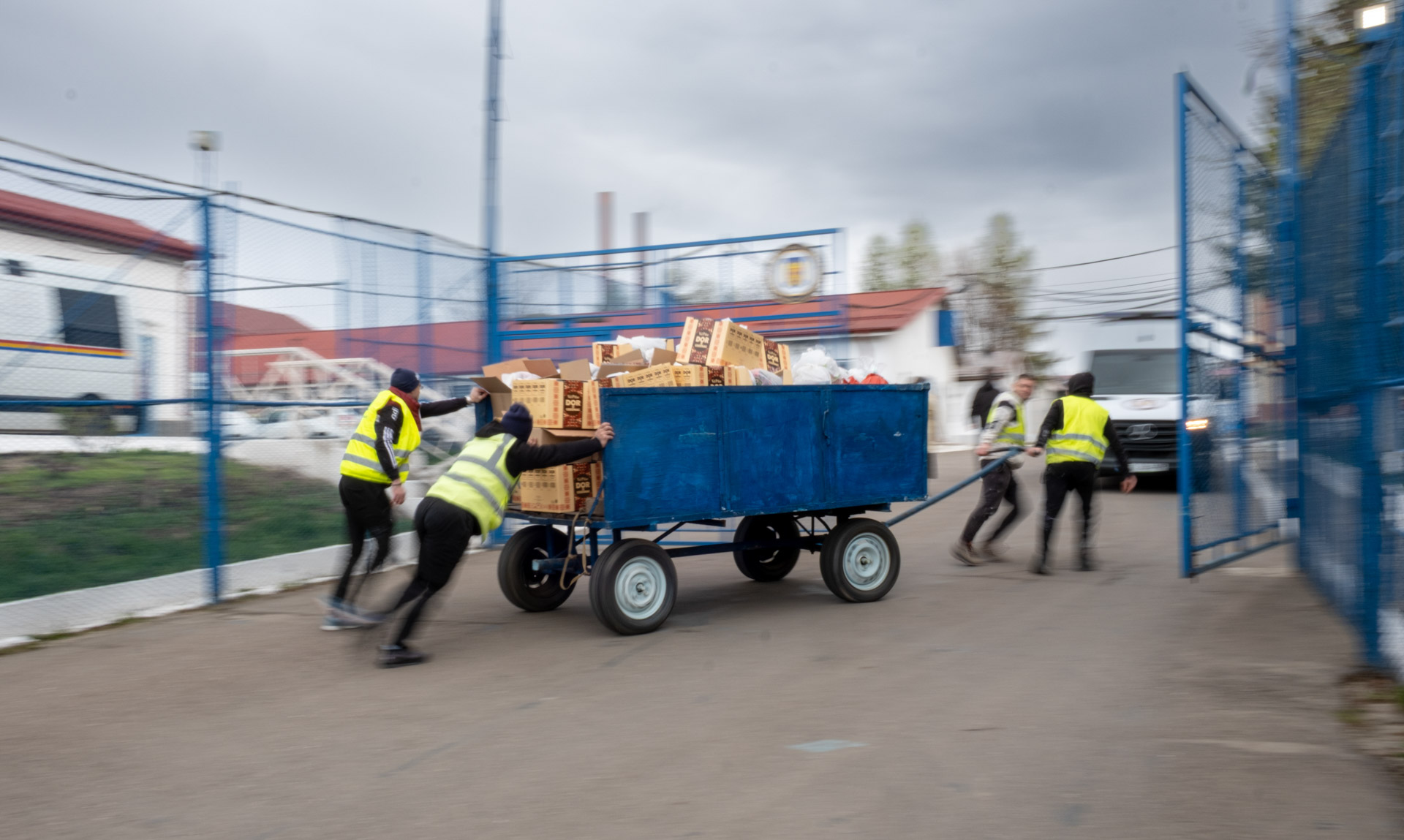 Înaltpreasfințitul Părinte Teofan a împărțit pachete de Paște persoanelor private de libertate din Penitenciarul Iași