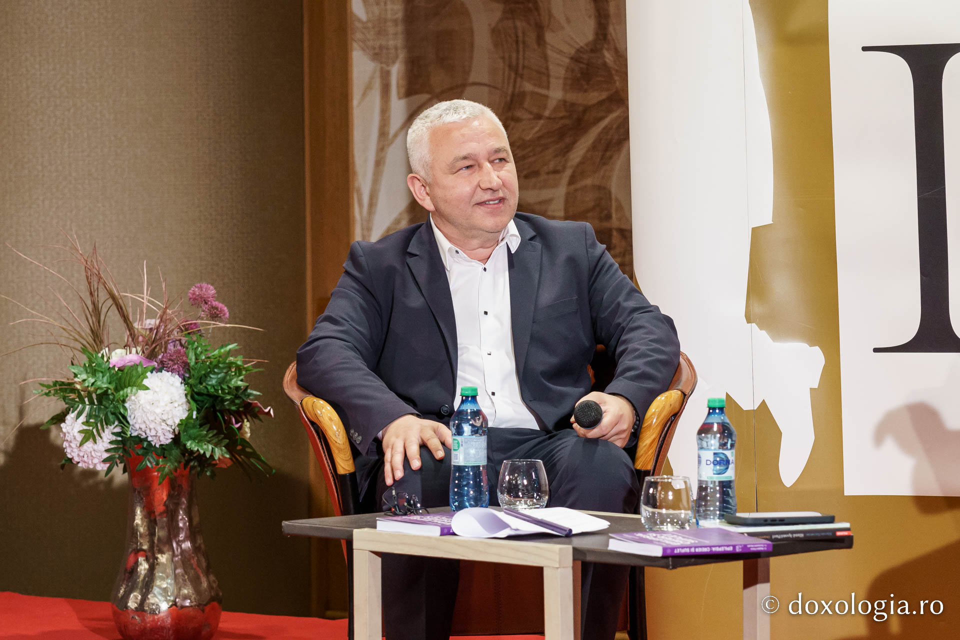 Părintele Constantin Necula a conferențiat la Târgul de carte LIBREX 2026