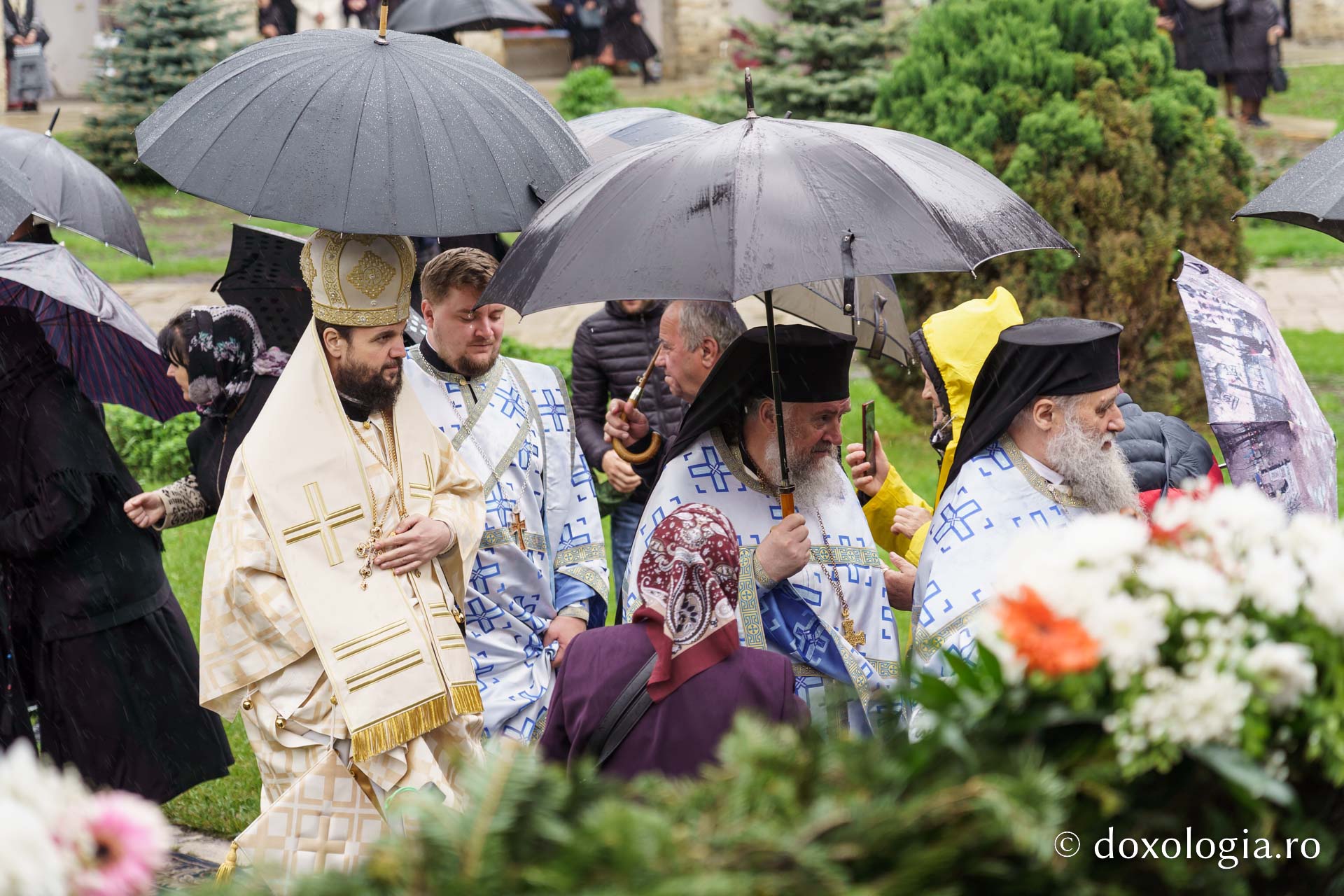 Hramul Mănăstirii Neamț a adunat numeroși pelerini din întreaga țară