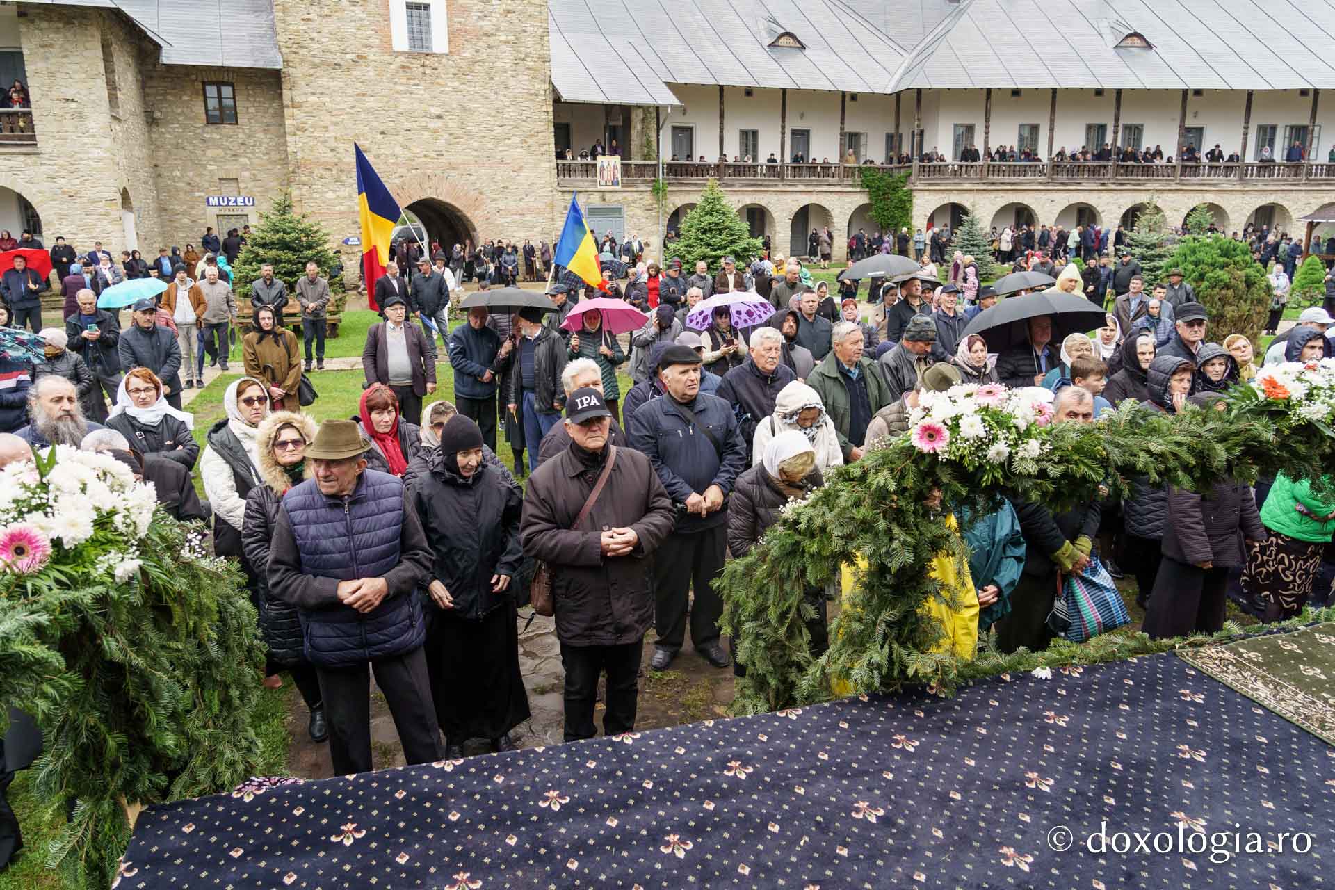 Hramul Mănăstirii Neamț a adunat numeroși pelerini din întreaga țară