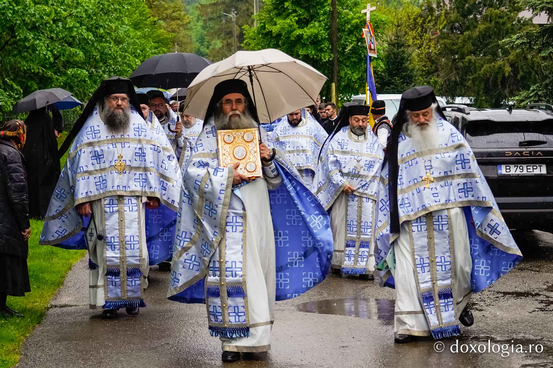 Hramul Mănăstirii Neamț a adunat numeroși pelerini din întreaga țară