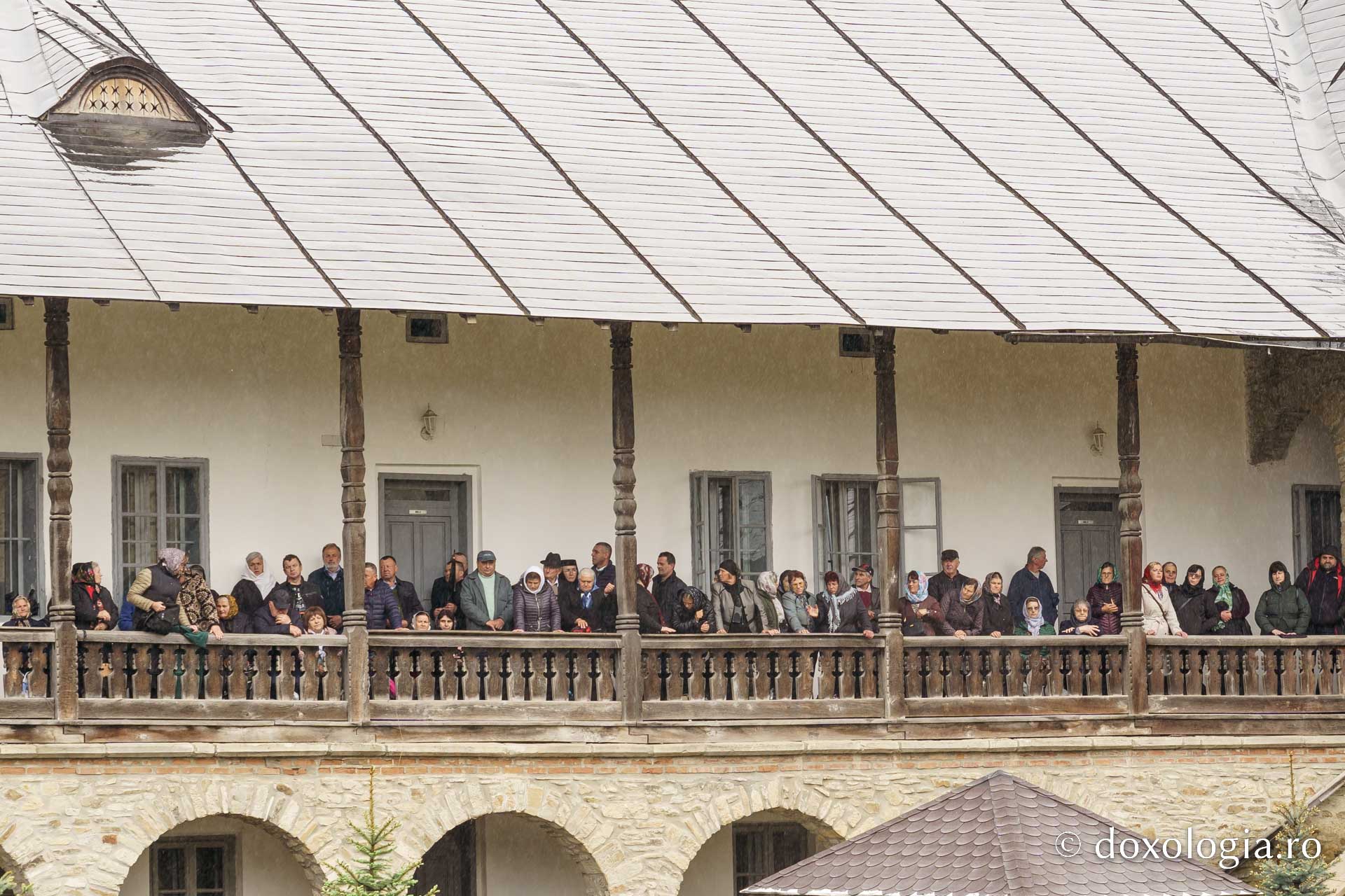 Hramul Mănăstirii Neamț a adunat numeroși pelerini din întreaga țară