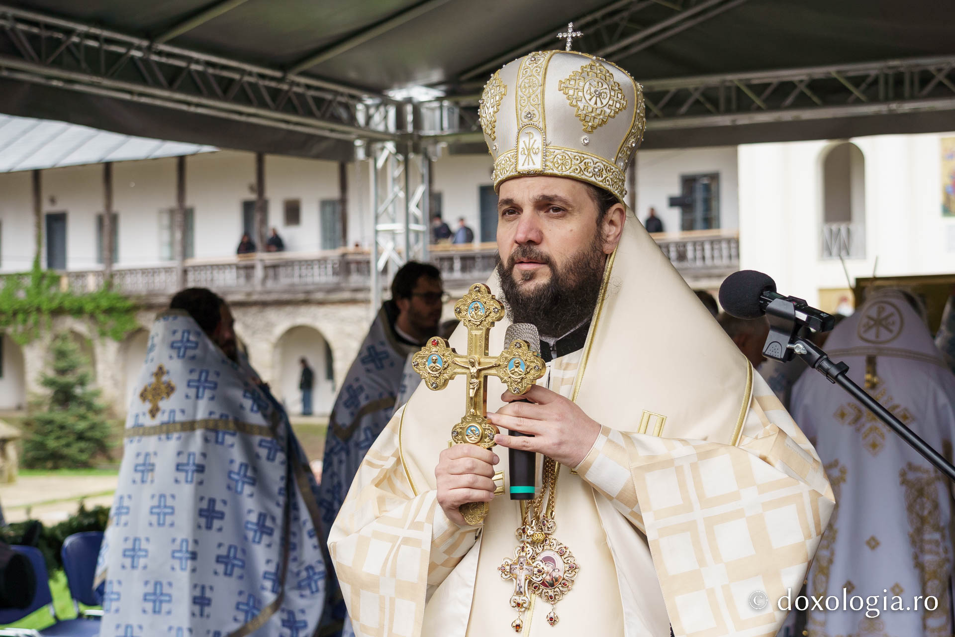 Hramul Mănăstirii Neamț a adunat numeroși pelerini din întreaga țară