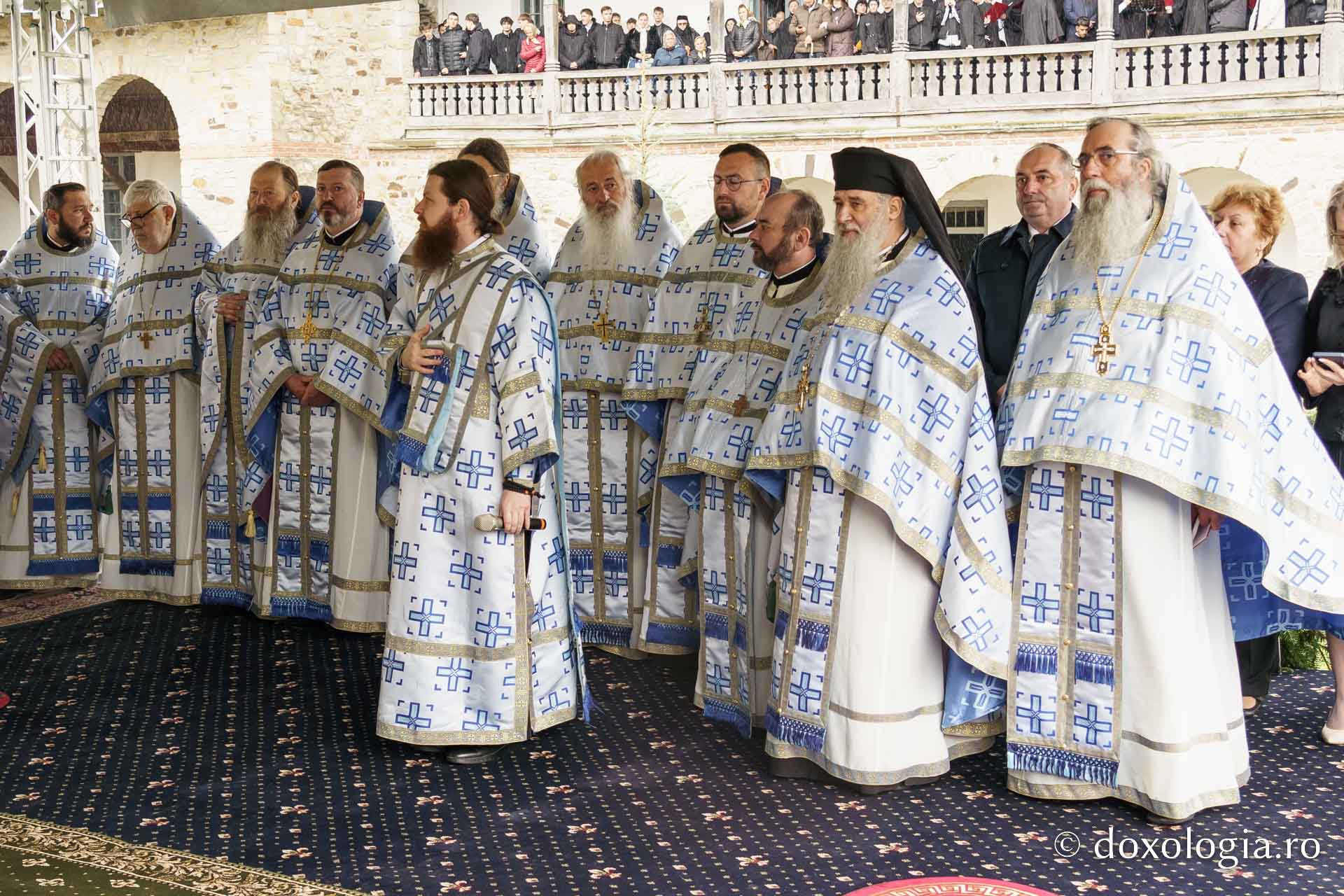 Hramul Mănăstirii Neamț a adunat numeroși pelerini din întreaga țară
