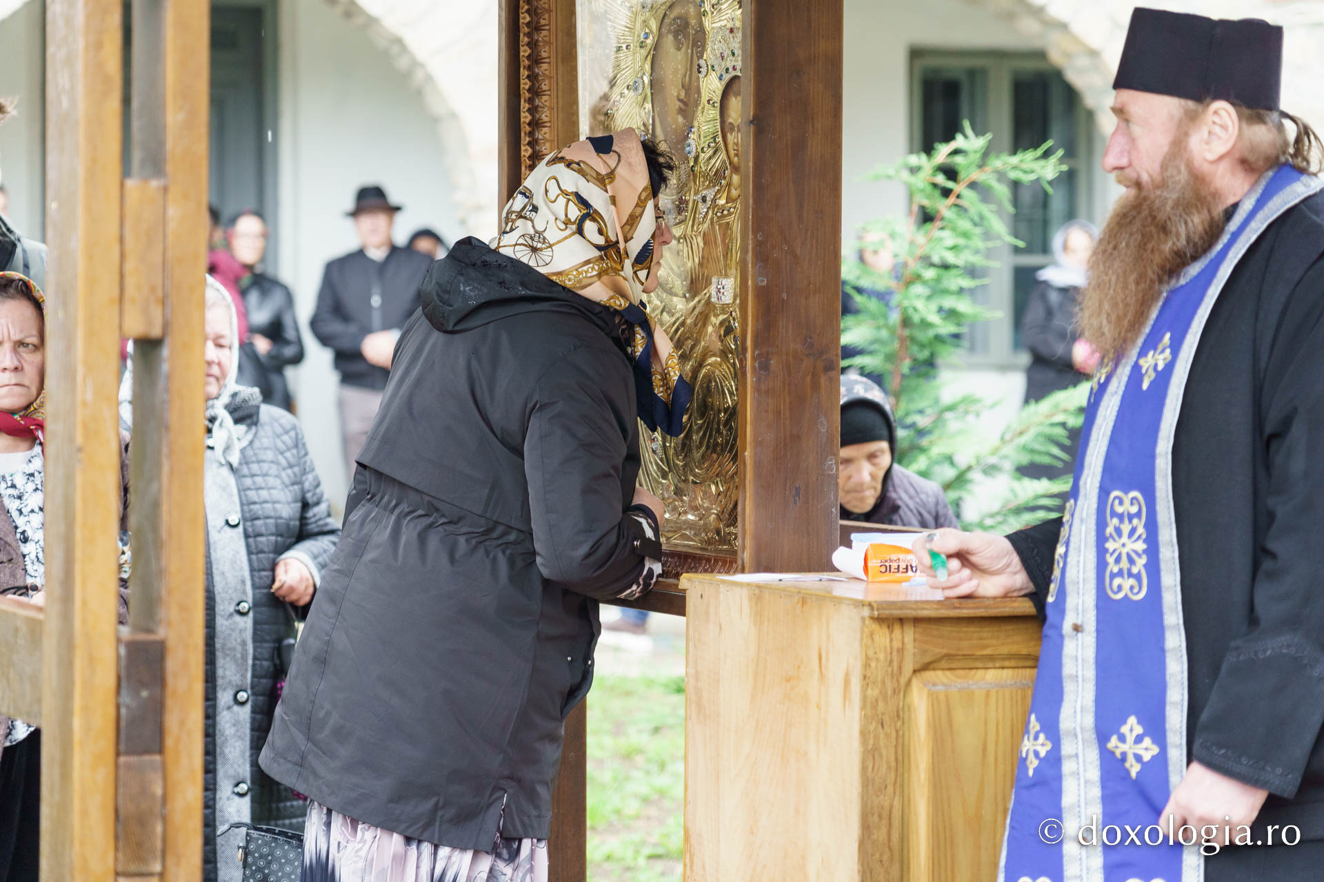 Hramul Mănăstirii Neamț a adunat numeroși pelerini din întreaga țară