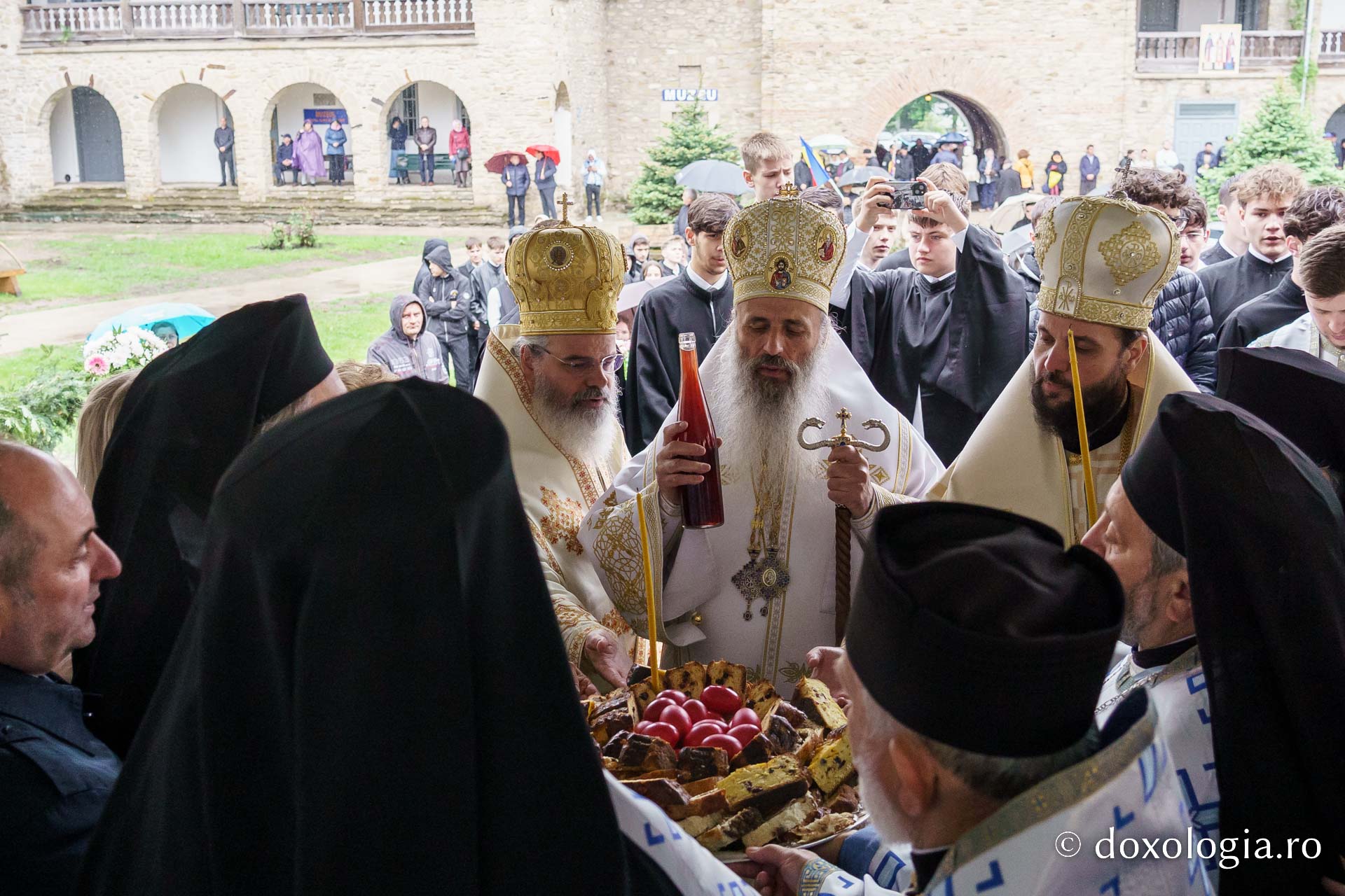 Hramul Mănăstirii Neamț a adunat numeroși pelerini din întreaga țară
