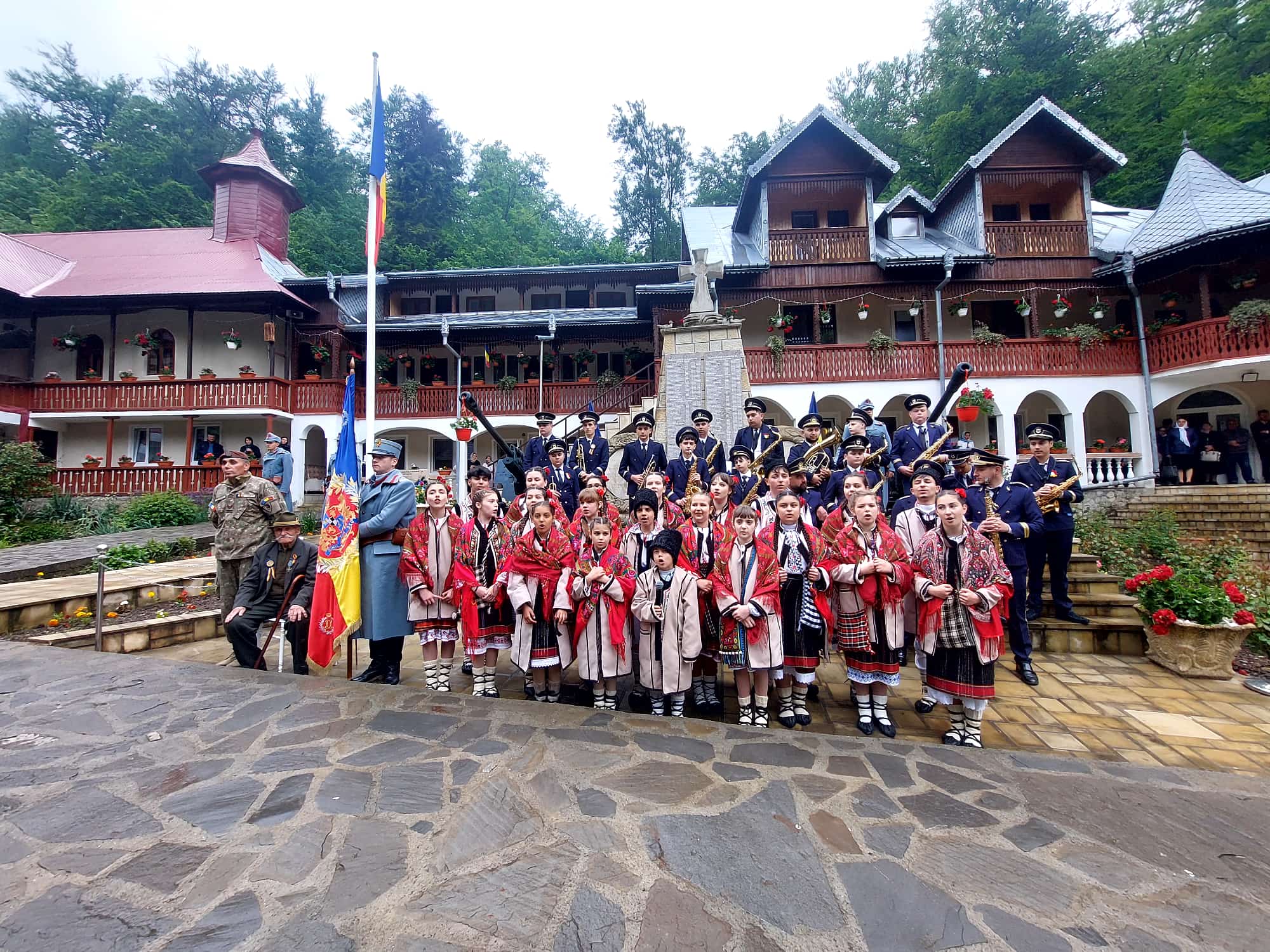 Ziua Eroilor, cinstită în mod deosebit la Mănăstirea Brusturi