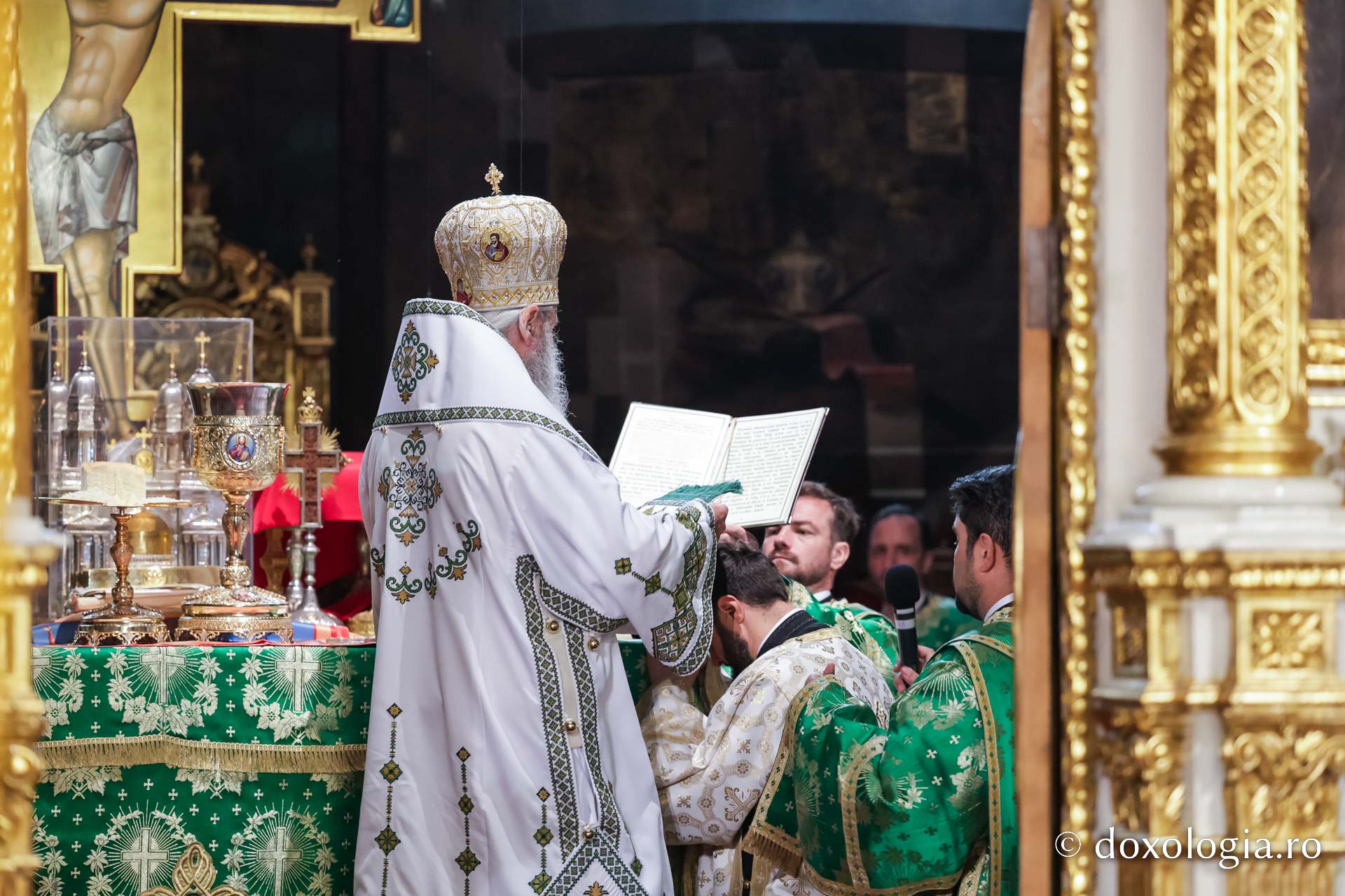Praznicul Cincizecimii, la Catedrala Mitropolitană din Iași: „Omul așezat sub adumbrirea Duhului Sfânt este omul cu rugăciune curată și continuă”