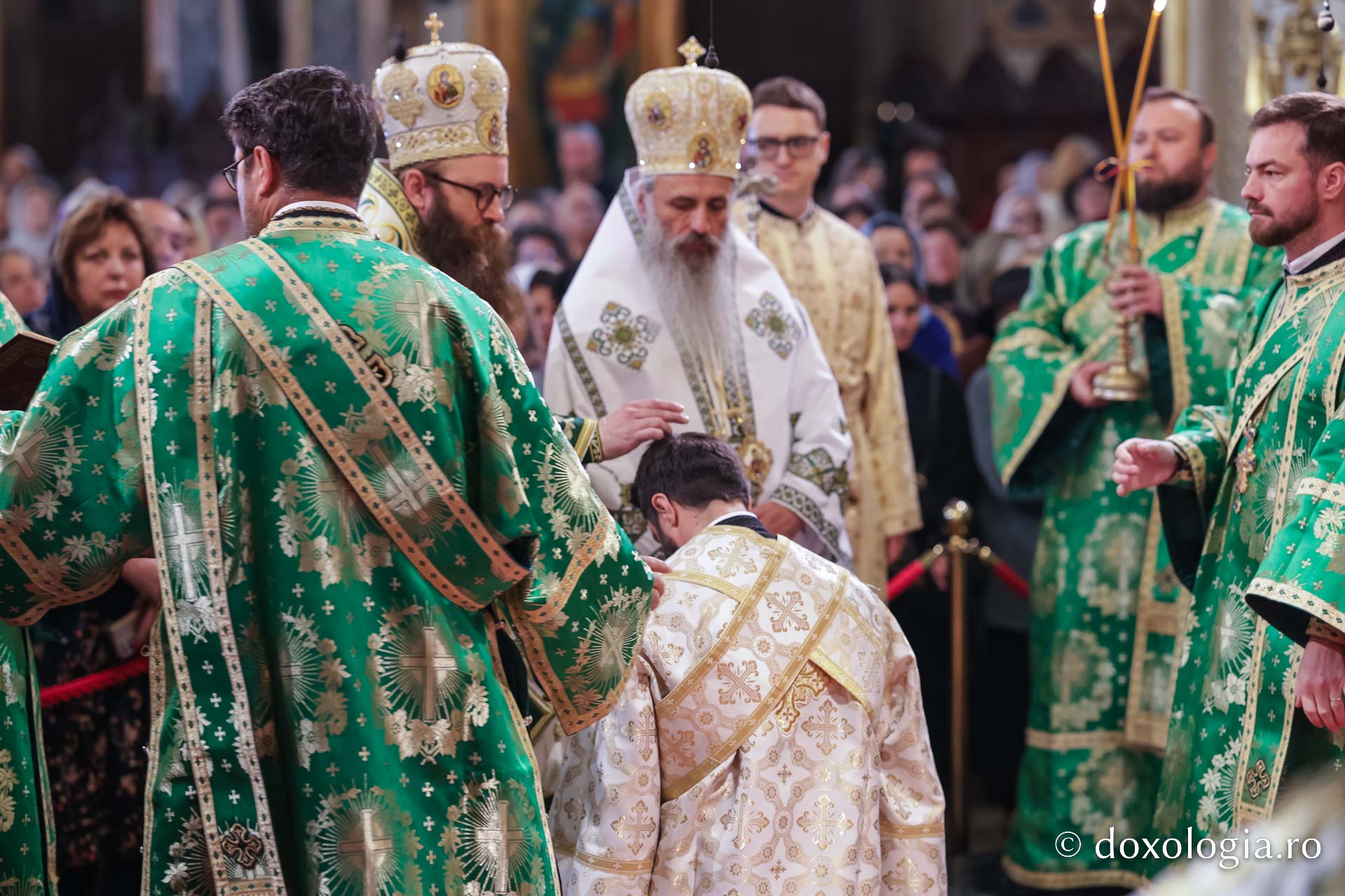 Praznicul Cincizecimii, la Catedrala Mitropolitană din Iași: „Omul așezat sub adumbrirea Duhului Sfânt este omul cu rugăciune curată și continuă”