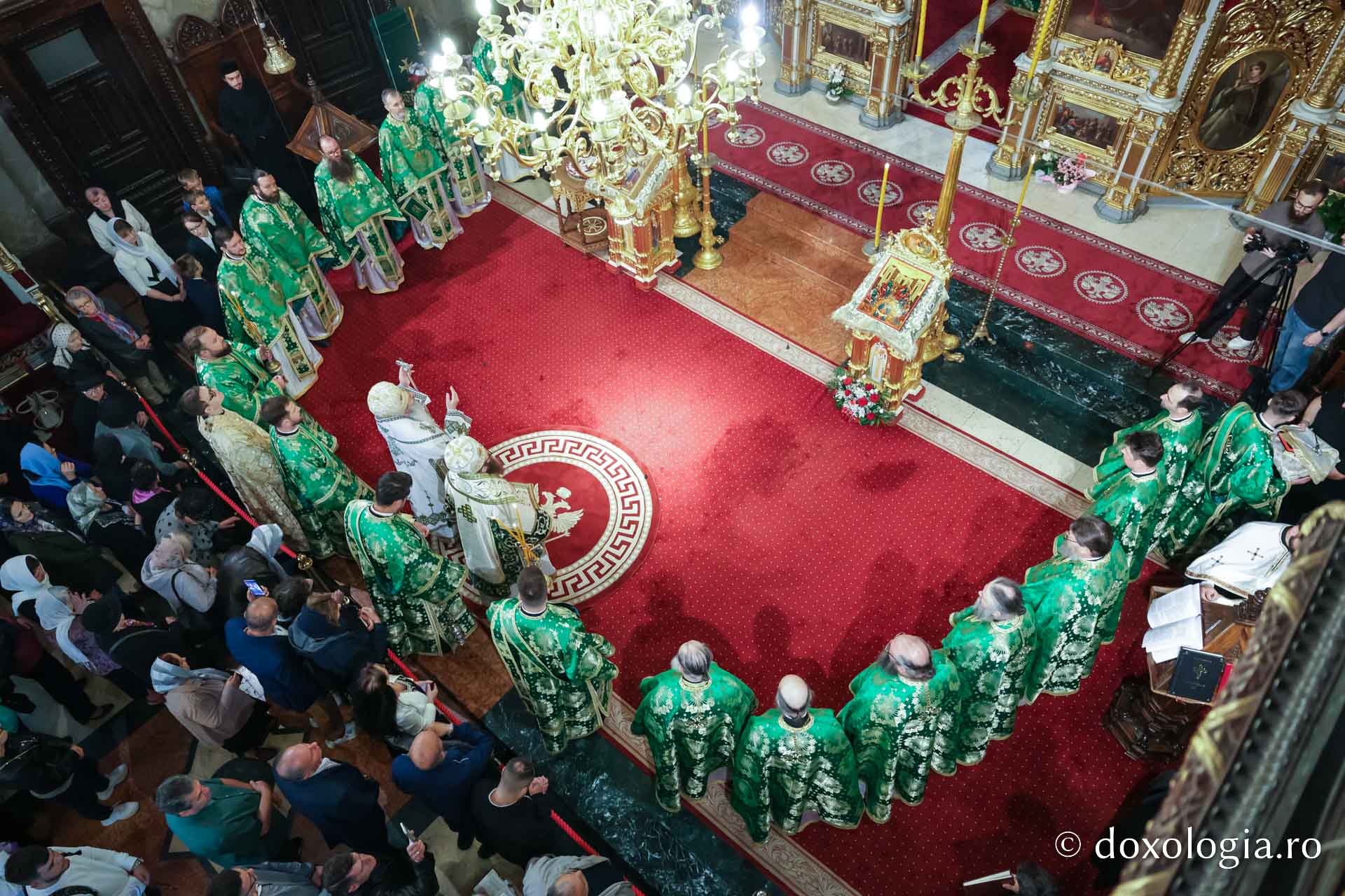 Praznicul Cincizecimii, la Catedrala Mitropolitană din Iași: „Omul așezat sub adumbrirea Duhului Sfânt este omul cu rugăciune curată și continuă”