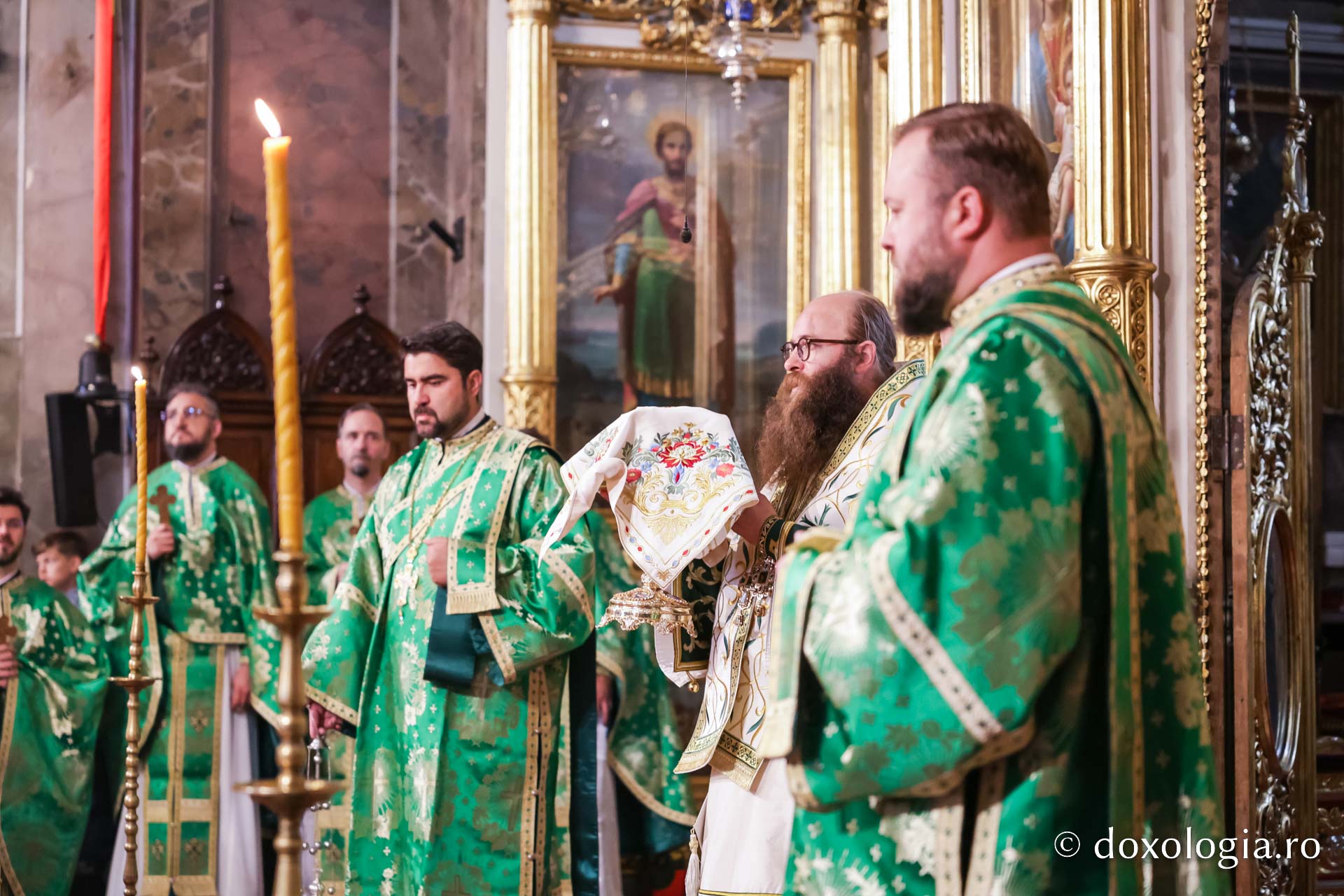 Praznicul Cincizecimii, la Catedrala Mitropolitană din Iași: „Omul așezat sub adumbrirea Duhului Sfânt este omul cu rugăciune curată și continuă”