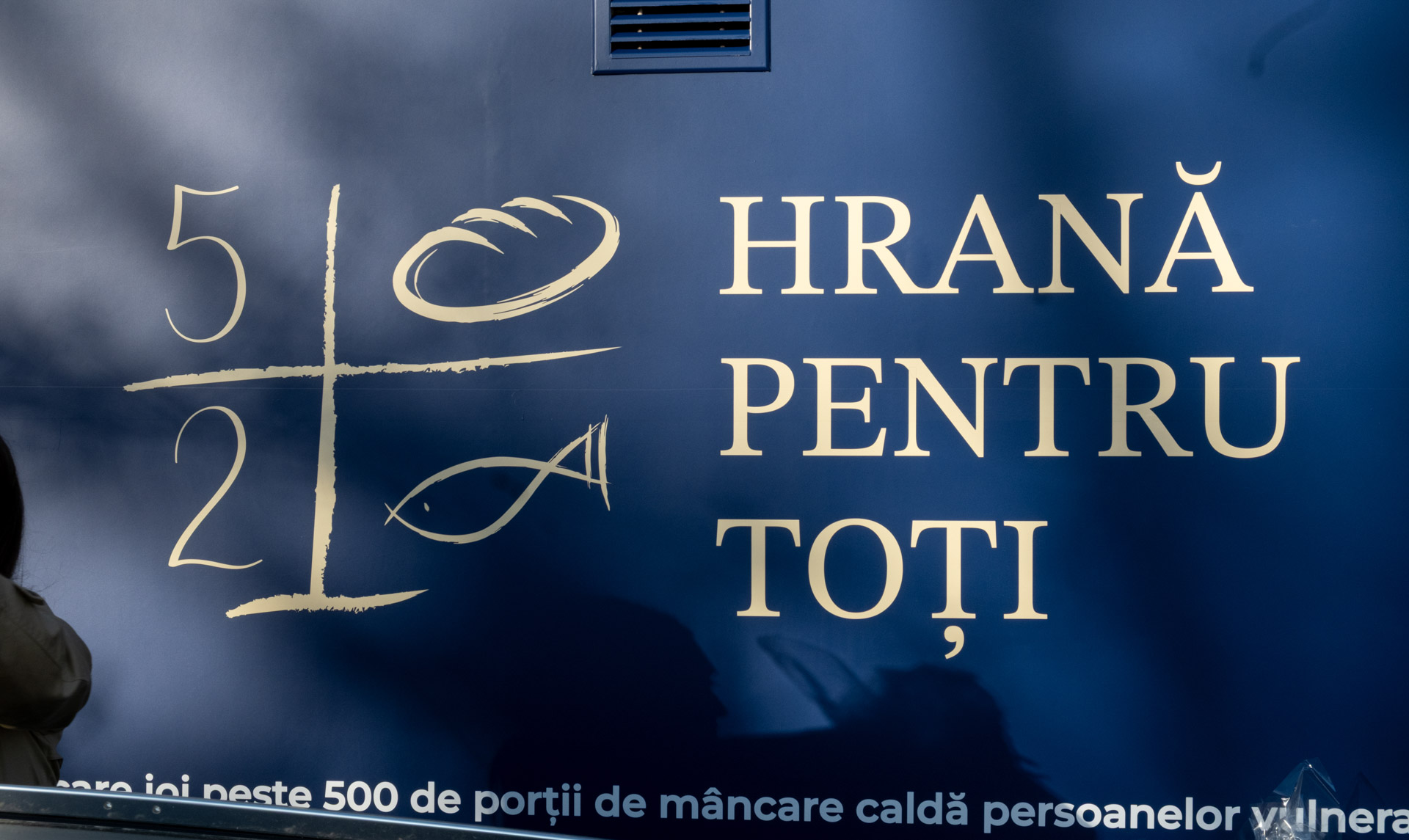 Prima bucătărie socială mobilă din Iași iese în stradă: 500 de mese calde, în fiecare joi, pentru cei care au mai mare nevoie