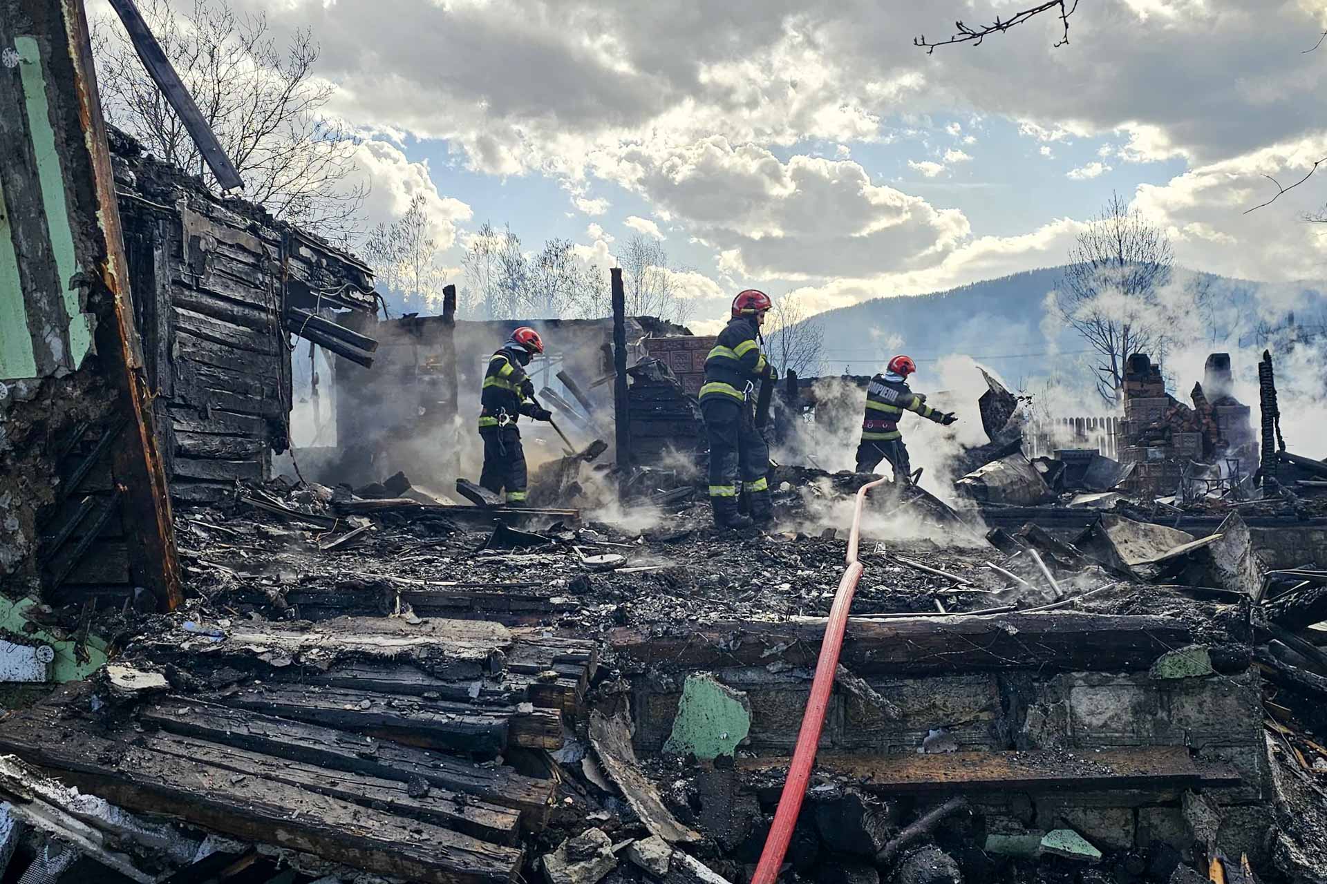 Focul a luat totul, comunitatea reconstruiește. Fiideajutor.ro continuă campania umanitară pentru familiile sinistrate din Soveja