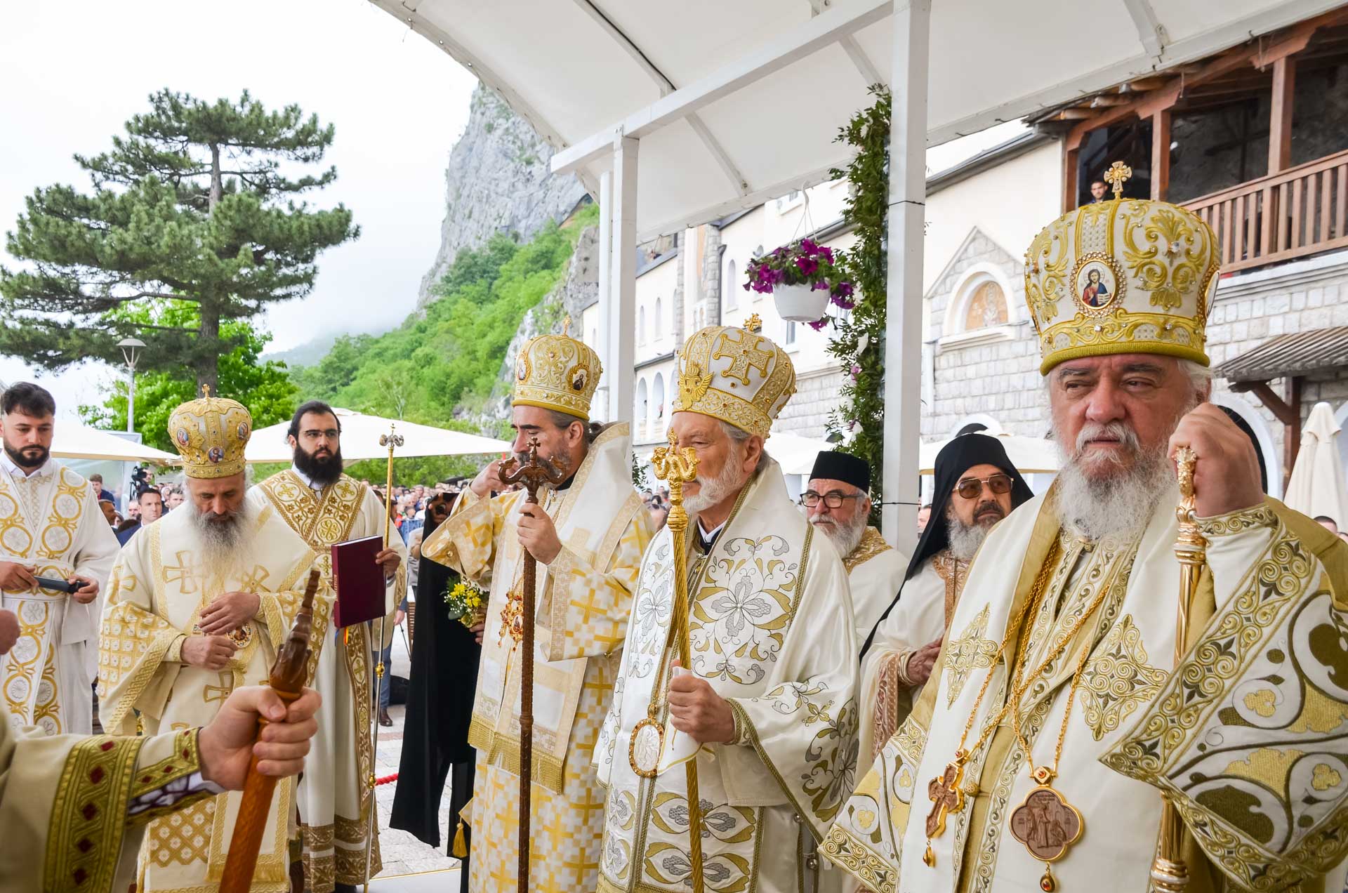 Înaltpreasfințitul Părinte Teofan a slujit la hramul Mănăstirii Ostrog din Muntenegru