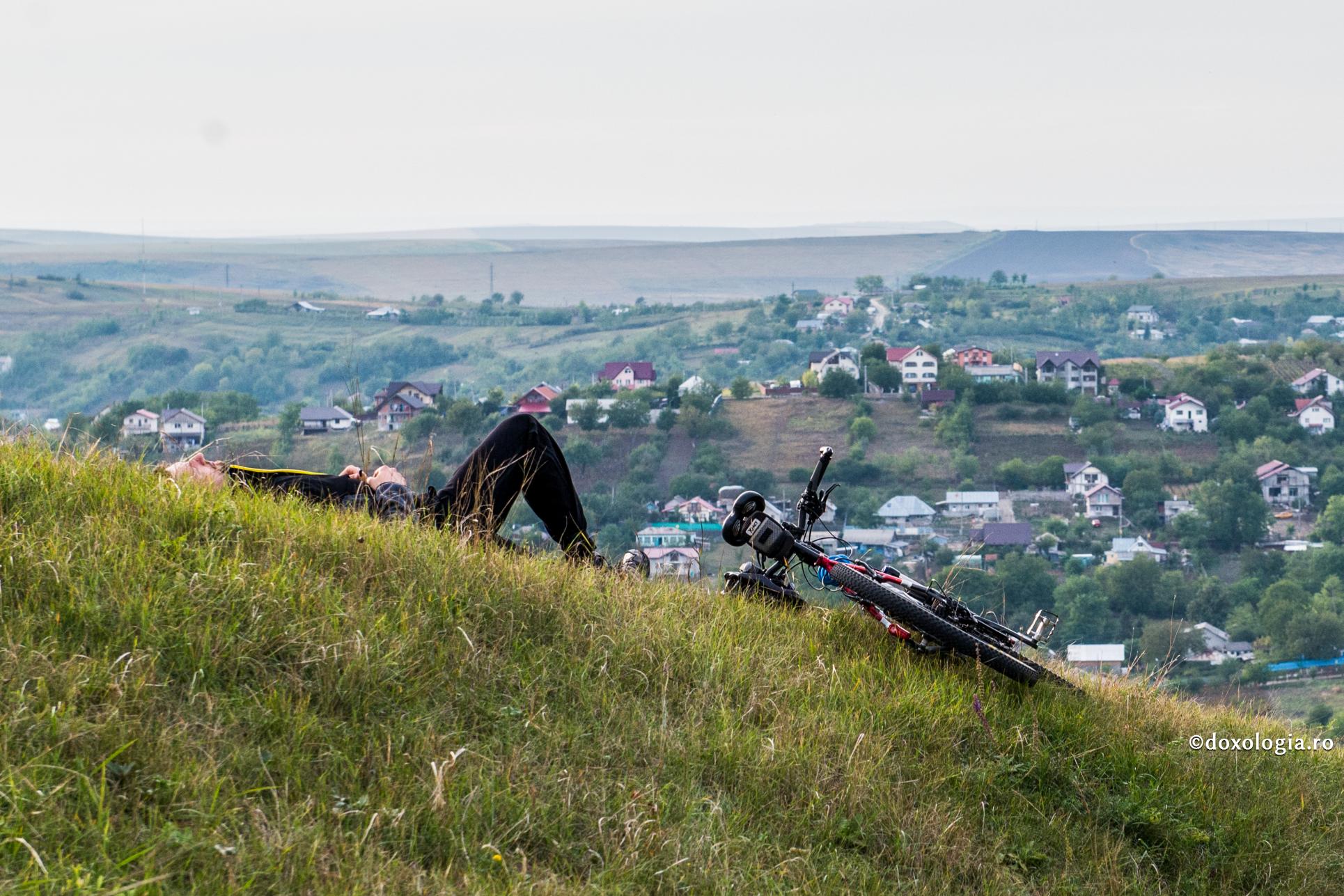 omul si bicicleta lui - odihna in natura