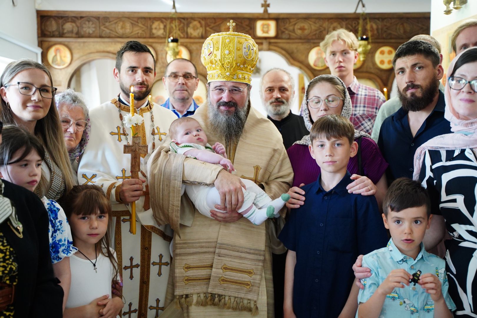 PS Macarie a liturghisit în Spania, Danemarca și Suedia, înconjurat de tinerii români și de alte naționalități convertiți la Ortodoxie