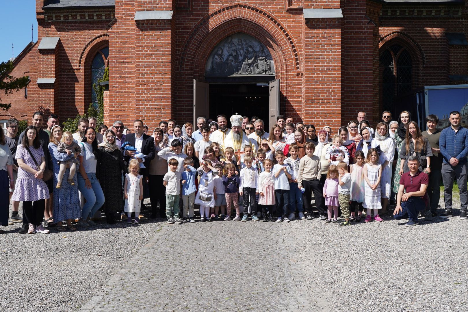 PS Macarie a liturghisit în Spania, Danemarca și Suedia, înconjurat de tinerii români și de alte naționalități convertiți la Ortodoxie