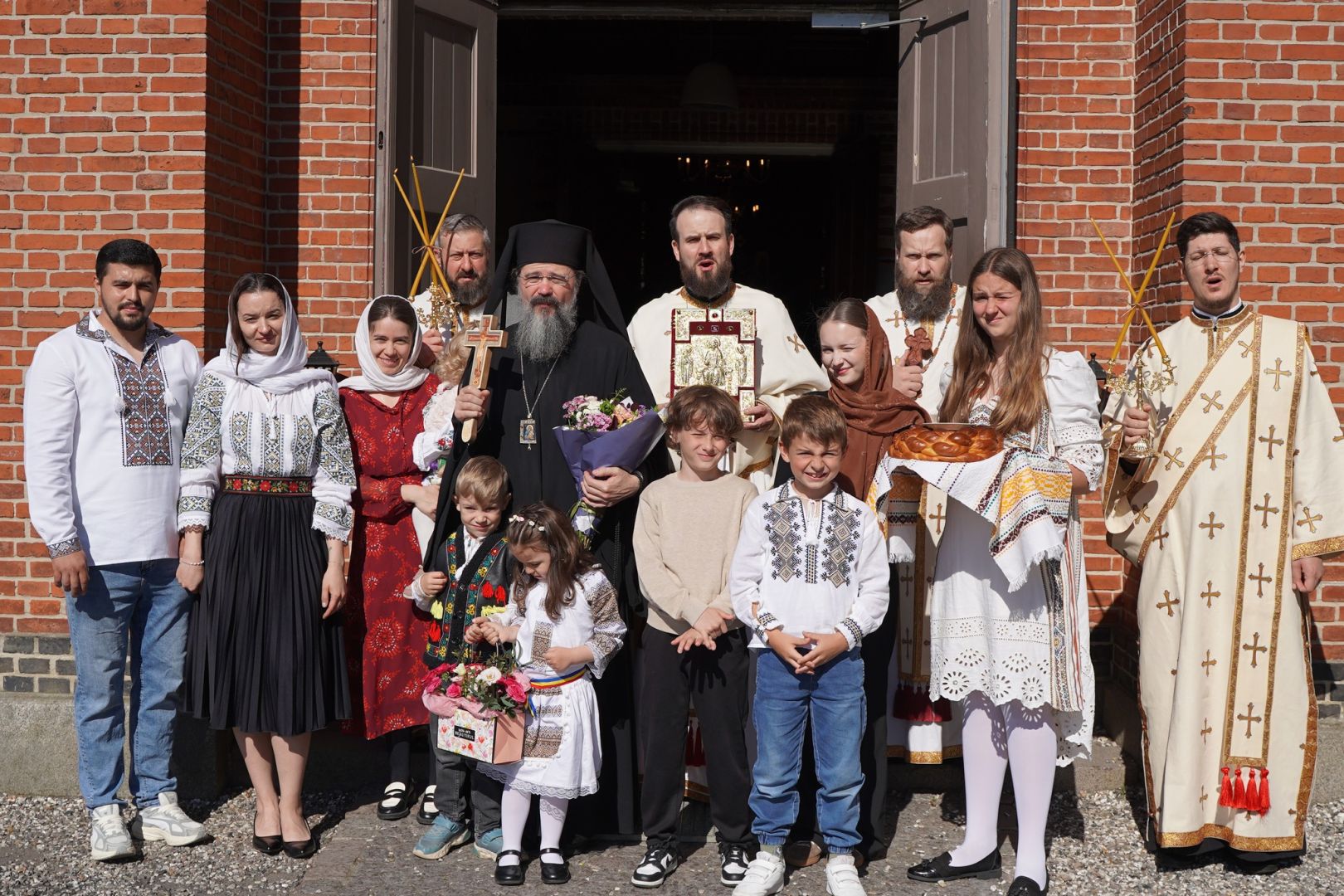 PS Macarie a liturghisit în Spania, Danemarca și Suedia, înconjurat de tinerii români și de alte naționalități convertiți la Ortodoxie