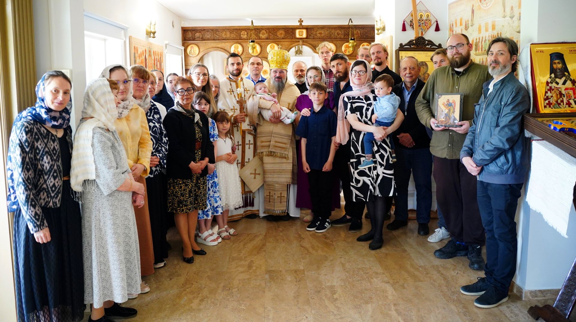 PS Macarie a liturghisit în Spania, Danemarca și Suedia, înconjurat de tinerii români și de alte naționalități convertiți la Ortodoxie