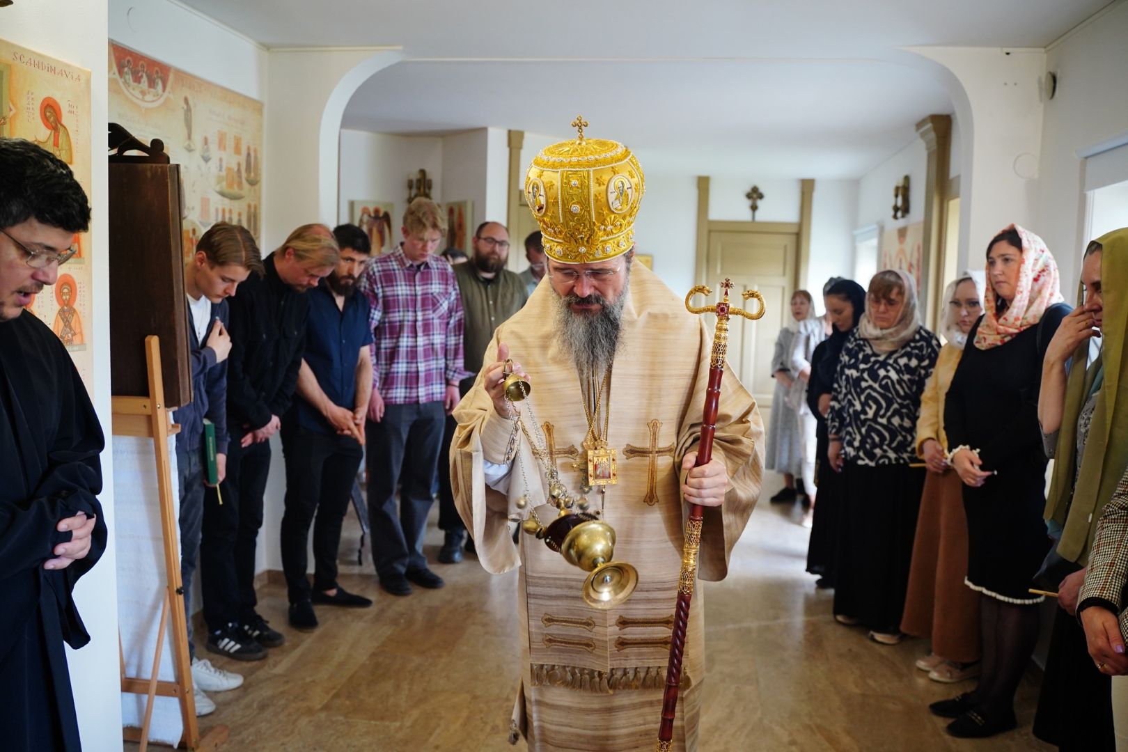 PS Macarie a liturghisit în Spania, Danemarca și Suedia, înconjurat de tinerii români și de alte naționalități convertiți la Ortodoxie