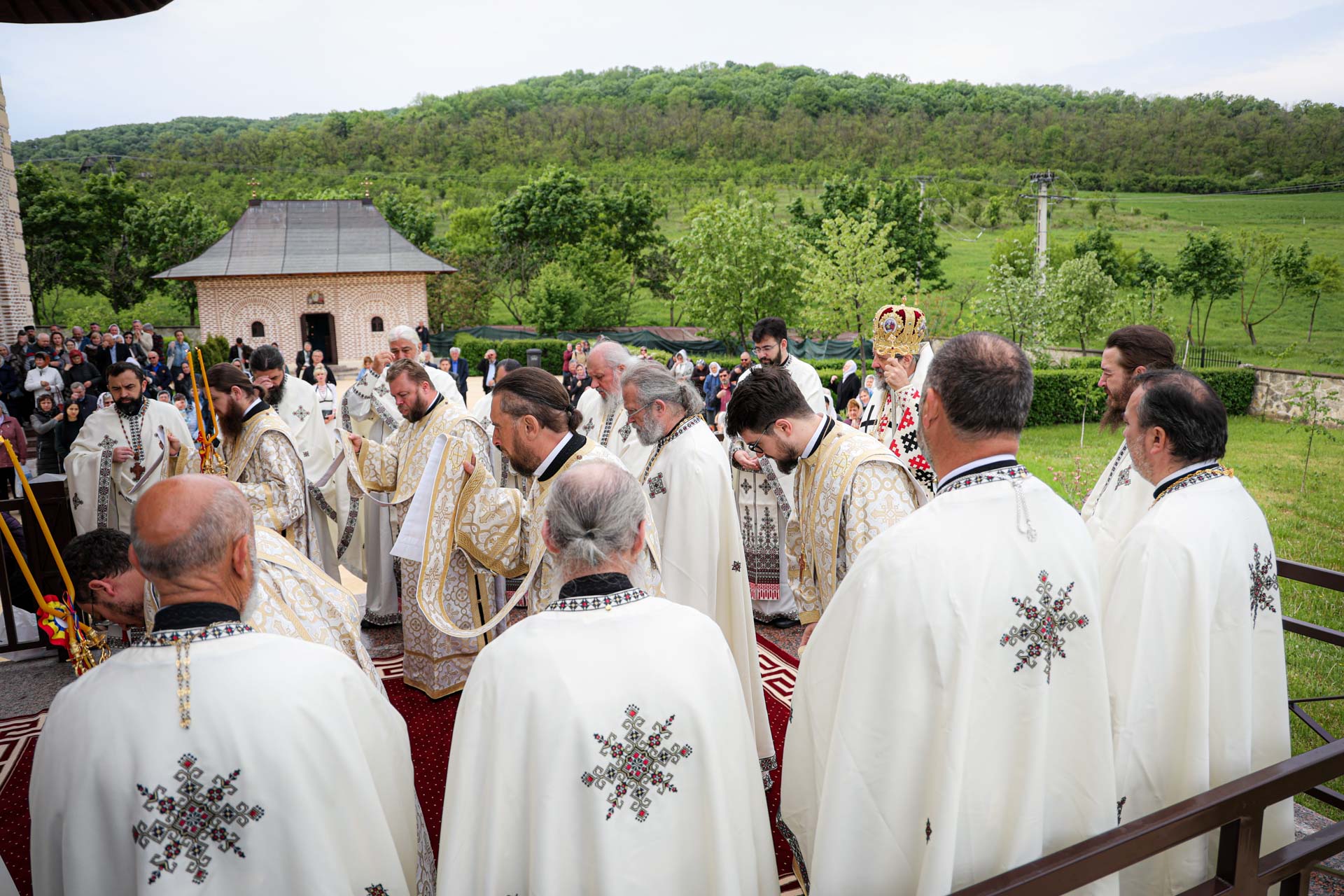 Slujire arhierească la hramul Mănăstirii Vlădiceni: „Sfântul Evanghelist Ioan ne arată să nu rămânem doar la înțelegerea cuvântului, ci la trăirea lui”