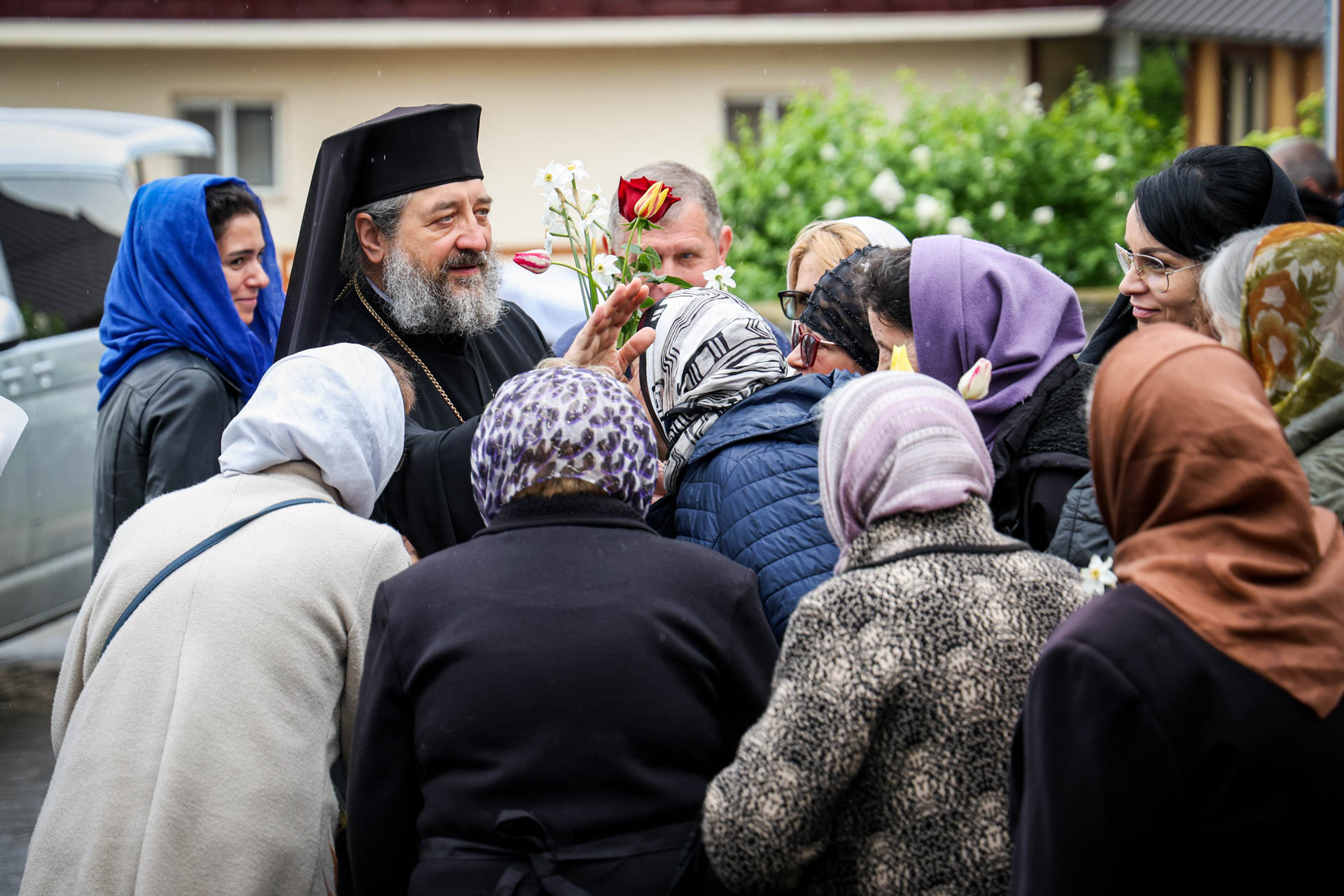Slujire arhierească la hramul Mănăstirii Vlădiceni: „Sfântul Evanghelist Ioan ne arată să nu rămânem doar la înțelegerea cuvântului, ci la trăirea lui”