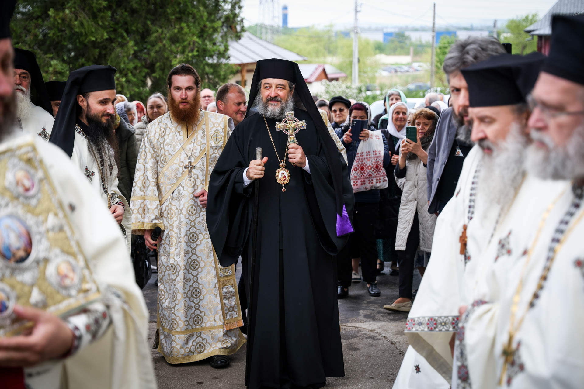 Slujire arhierească la hramul Mănăstirii Vlădiceni: „Sfântul Evanghelist Ioan ne arată să nu rămânem doar la înțelegerea cuvântului, ci la trăirea lui”