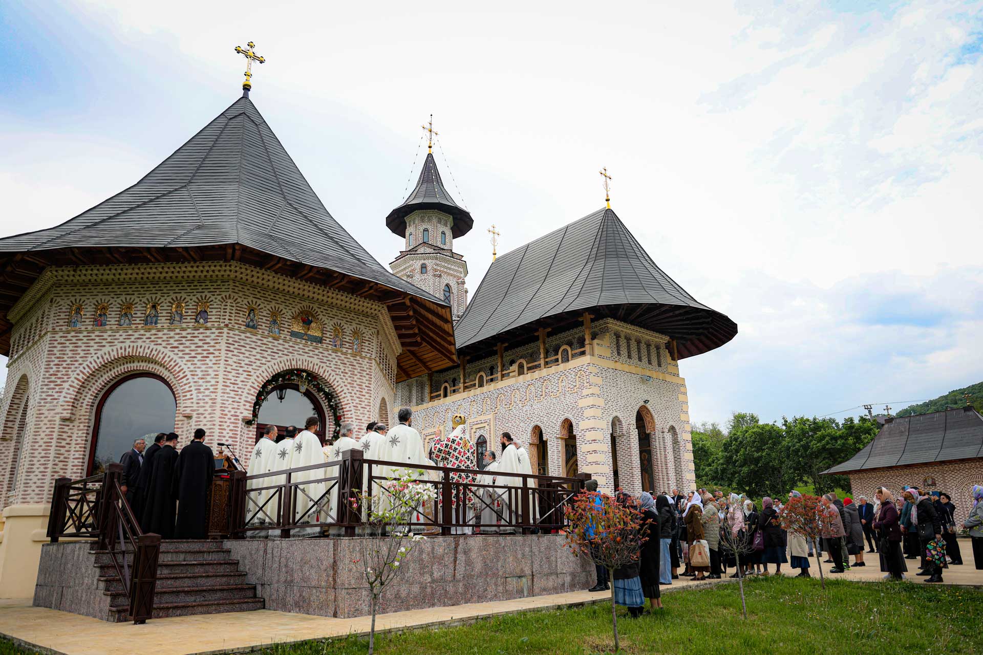 Slujire arhierească la hramul Mănăstirii Vlădiceni: „Sfântul Evanghelist Ioan ne arată să nu rămânem doar la înțelegerea cuvântului, ci la trăirea lui”