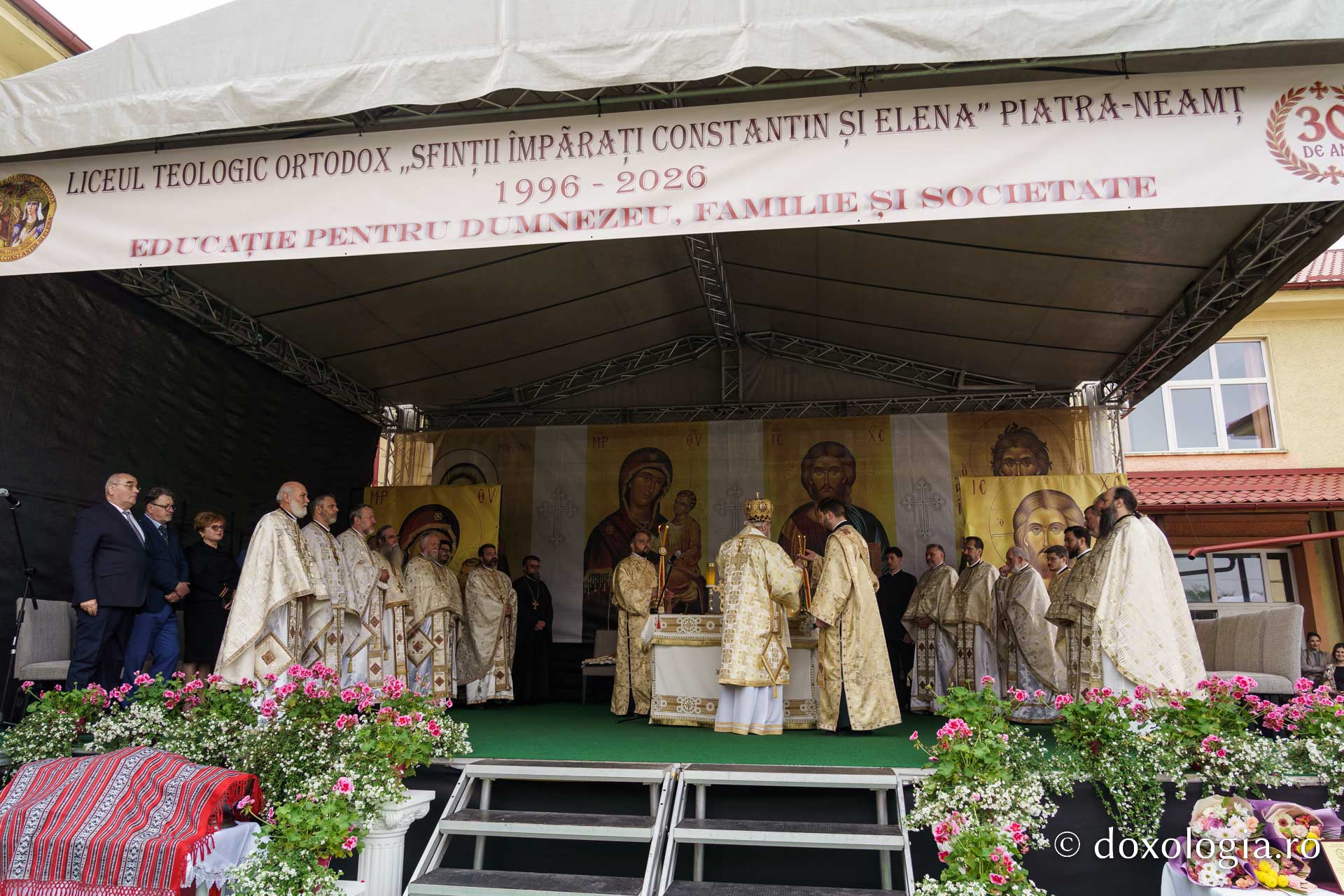 IPS Teofan a slujit la aniversarea a 30 de ani de la înființarea Liceului Teologic Ortodox din Piatra-Neamț