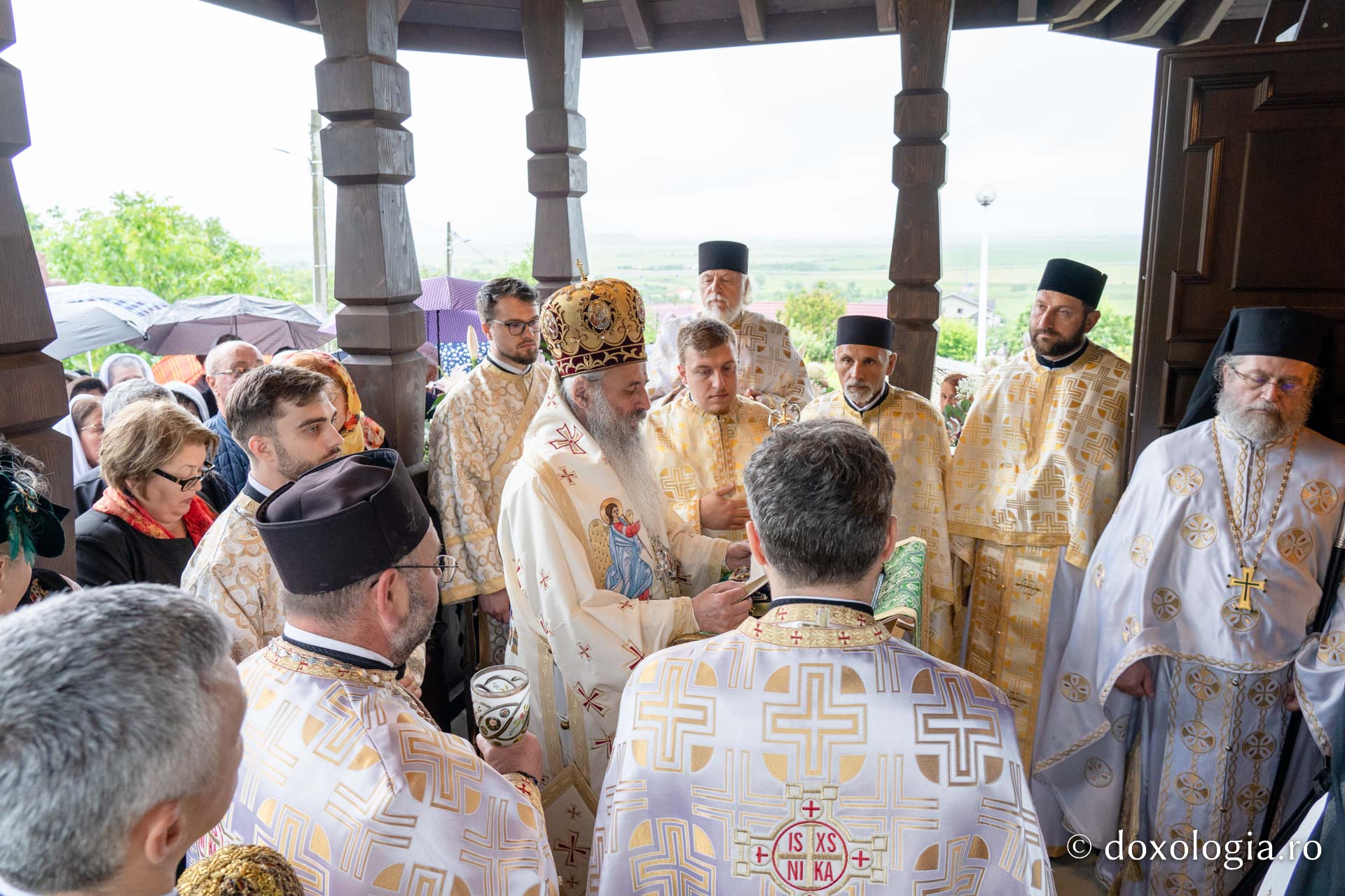 IPS Teofan, la Chiperești: „Omul sfânt îl pune întotdeauna pe Dumnezeu primul”
