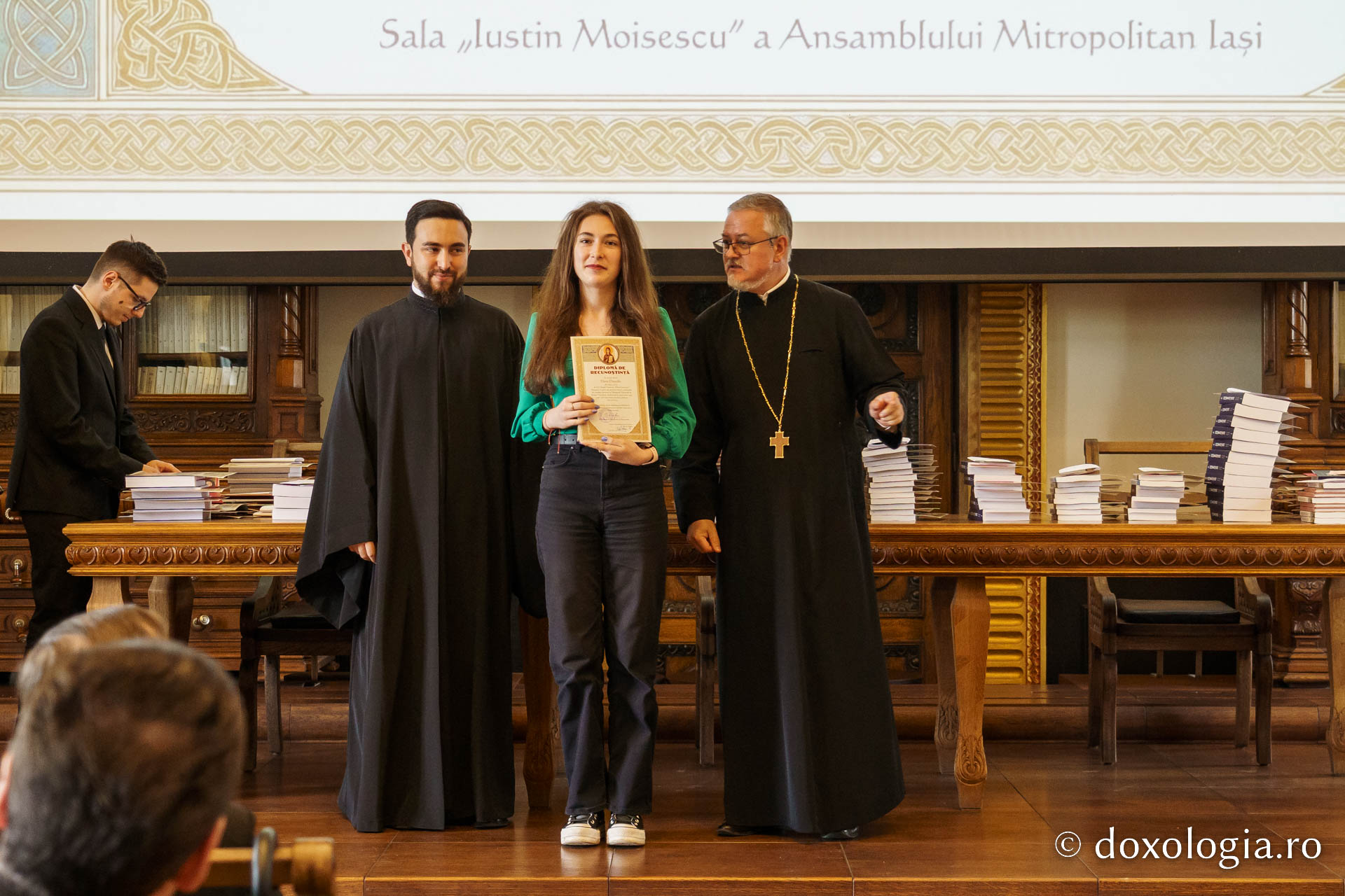 Recunoaștere pentru excelență: elevii olimpici, recompensați de Arhiepiscopia Iașilor