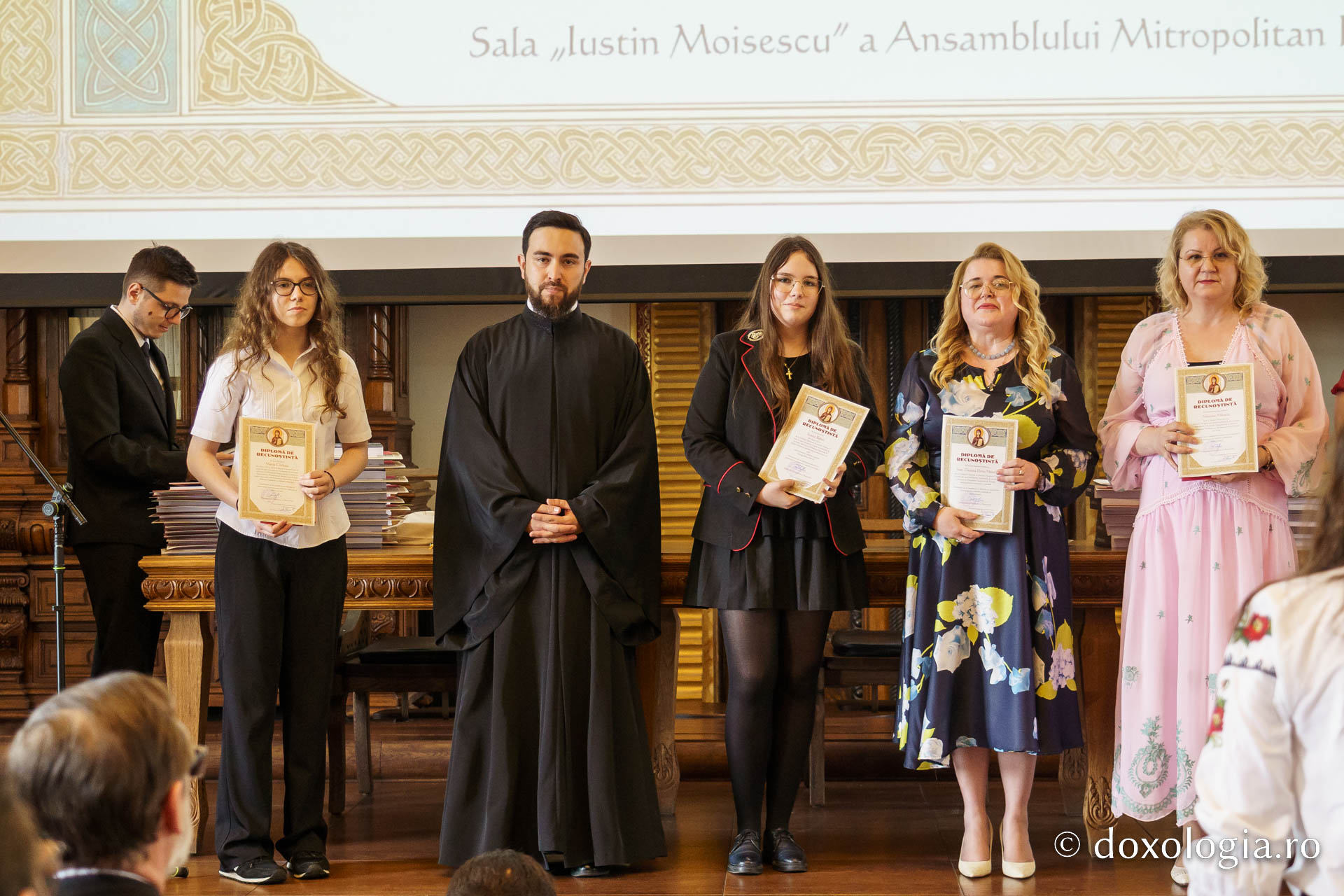 Recunoaștere pentru excelență: elevii olimpici, recompensați de Arhiepiscopia Iașilor
