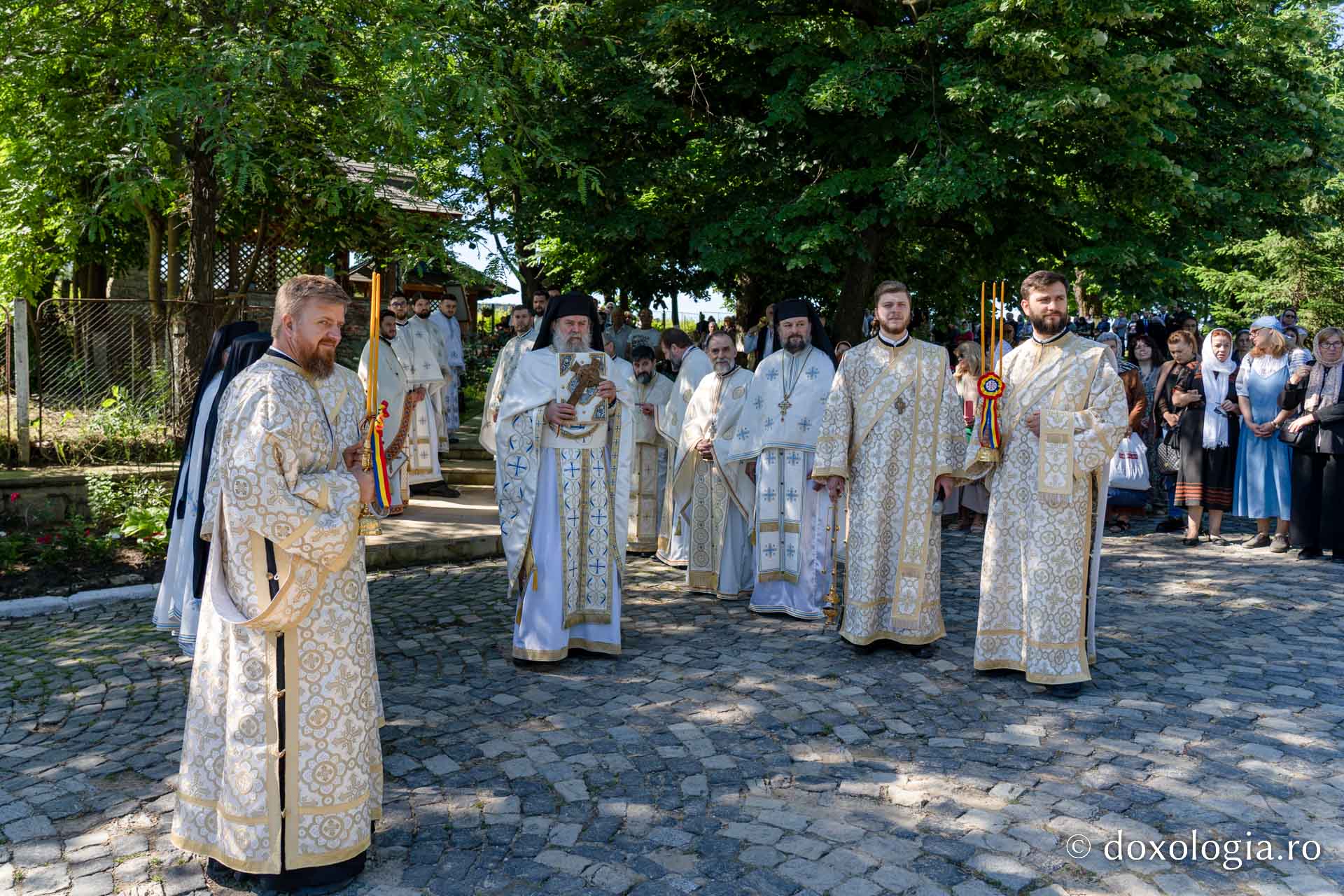 „Viața sfinților ne îndeamnă să ne încredințăm Domnului”, a transmis PS Nichifor Botoșăneanul credincioșilor veniți la hramul Mănăstirii Bucium