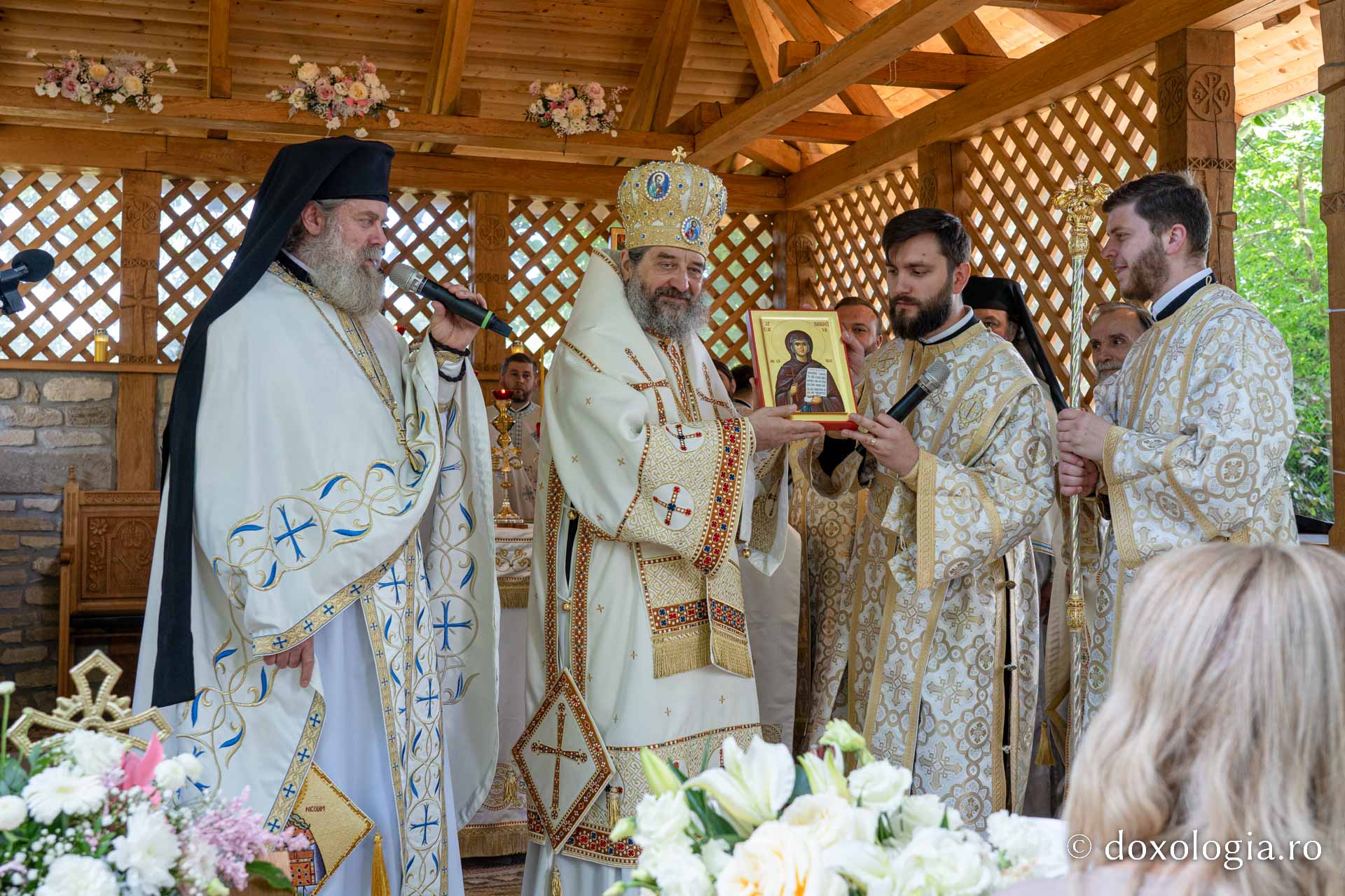 „Viața sfinților ne îndeamnă să ne încredințăm Domnului”, a transmis PS Nichifor Botoșăneanul credincioșilor veniți la hramul Mănăstirii Bucium