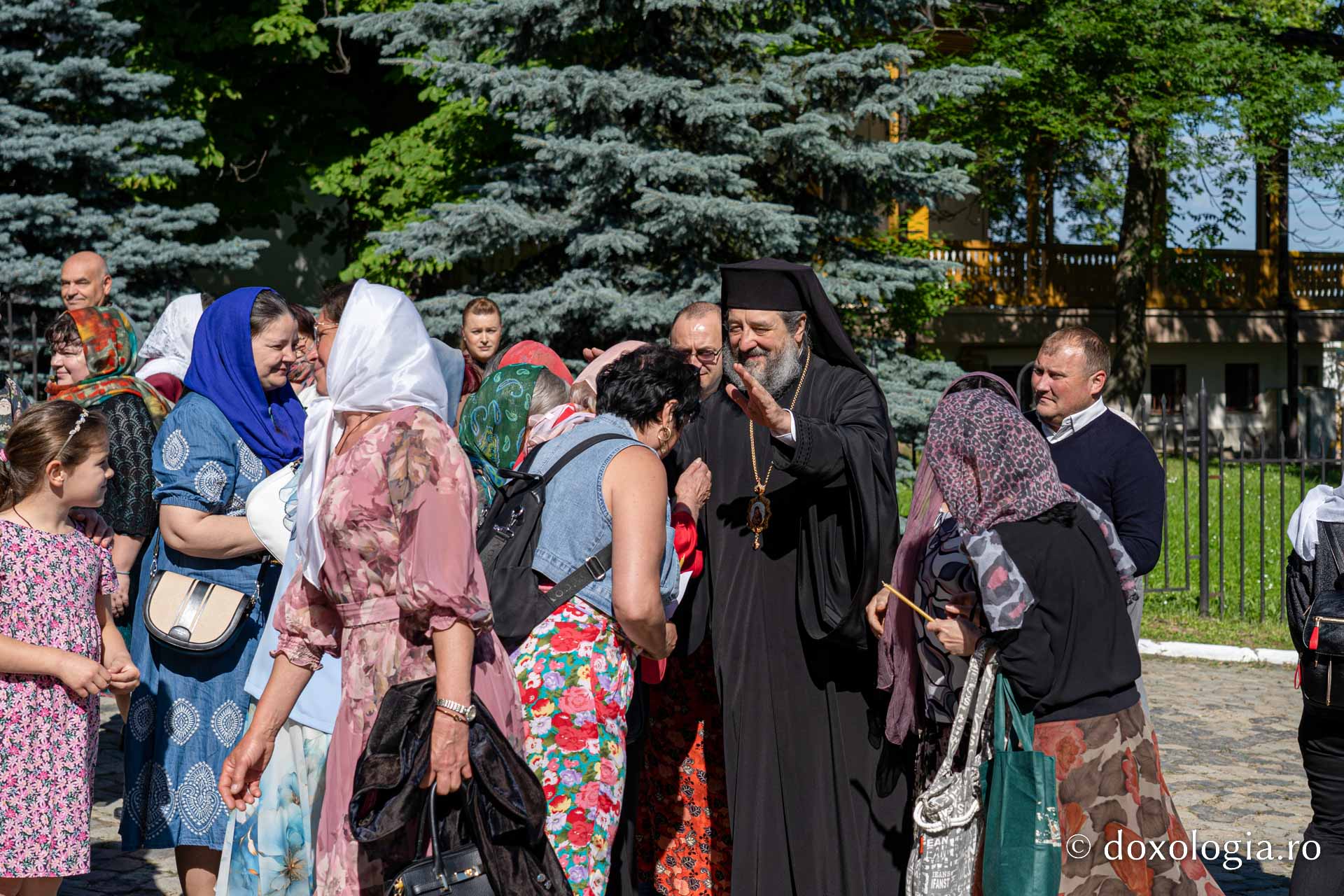 „Viața sfinților ne îndeamnă să ne încredințăm Domnului”, a transmis PS Nichifor Botoșăneanul credincioșilor veniți la hramul Mănăstirii Bucium