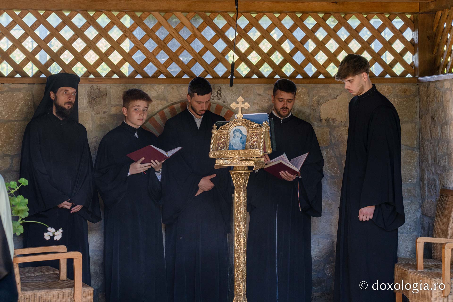 „Viața sfinților ne îndeamnă să ne încredințăm Domnului”, a transmis PS Nichifor Botoșăneanul credincioșilor veniți la hramul Mănăstirii Bucium