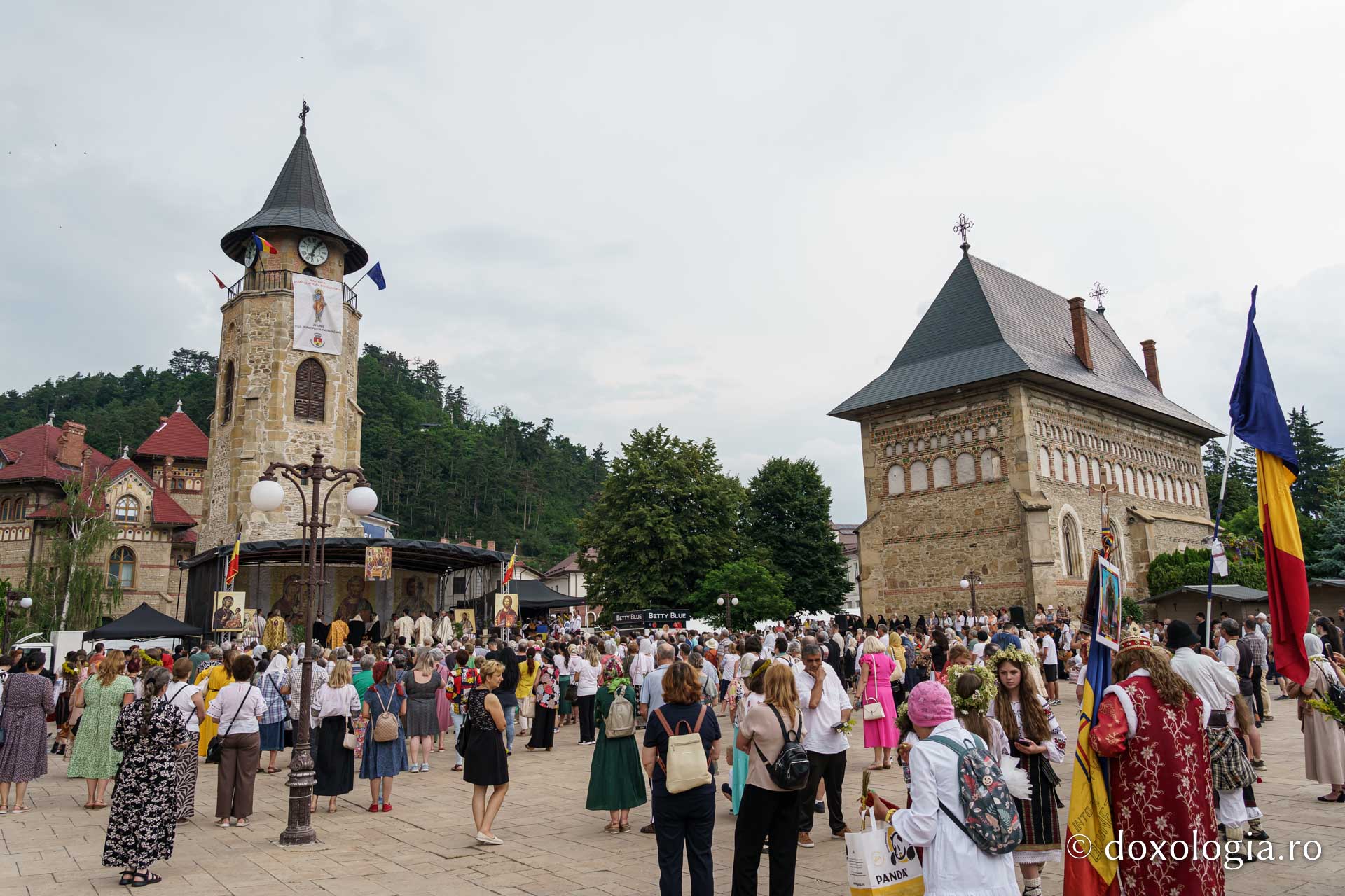 Sfântul Cuvios Cleopa de la Sihăstria, purtat în procesiune la hramul municipiului Piatra Neamț